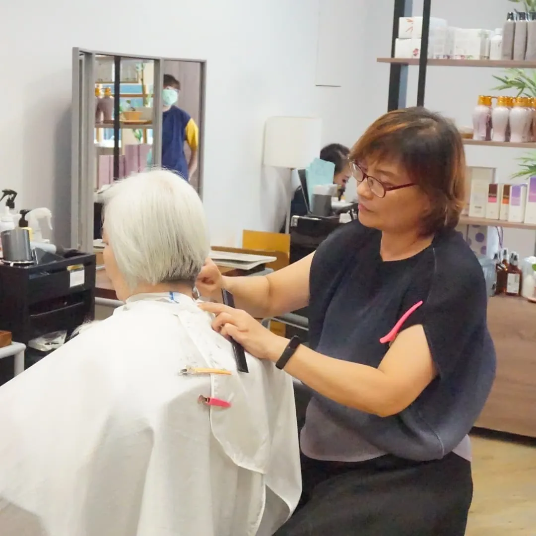 Many senior stylists at Mido have been serving clients since their youth and continue to do so to this day.