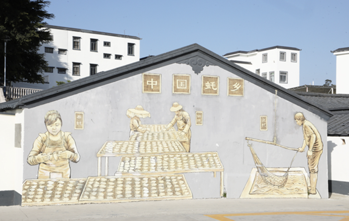 村居繪有蠔元素的壁畫，突顯蠔鄉風情。