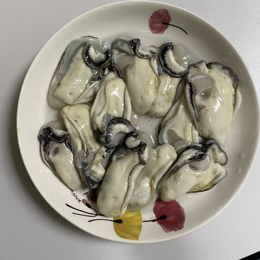 我喺街市買到，邋遢好多，咬落去，原來係普通蠔，貼紙寫是晨洲生蠔