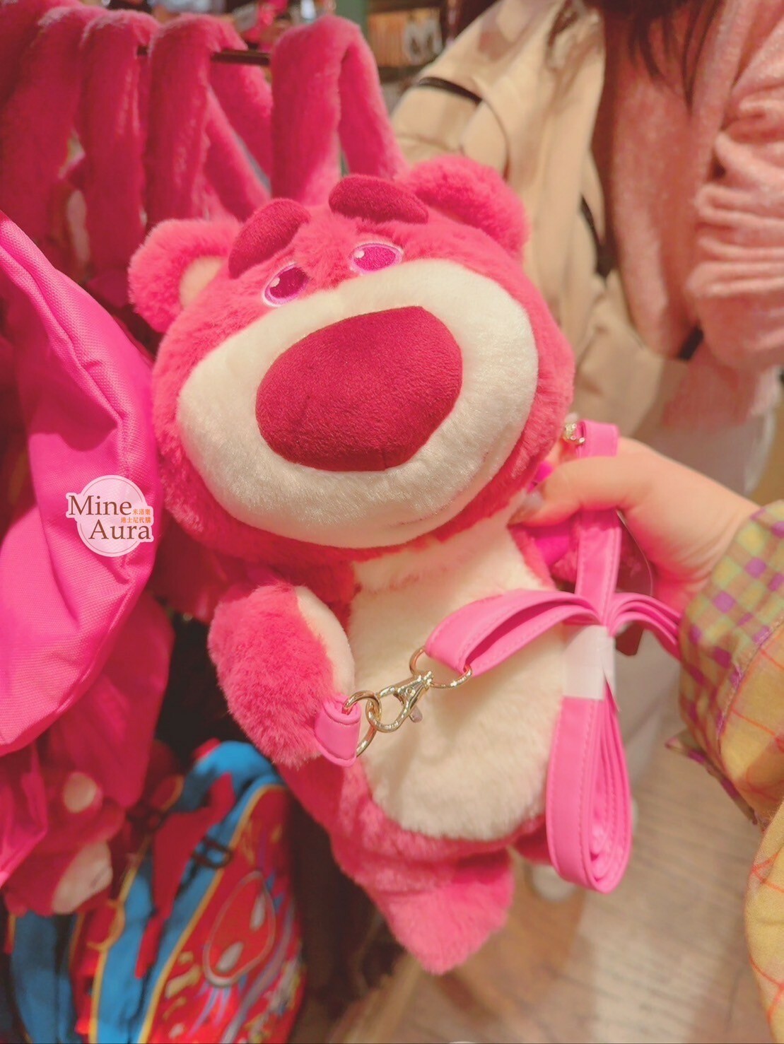 熊抱哥 Lotso  草莓後背包 絨毛 娃娃 造型 斜背 小包 玩具總動員 Toy Story -香港迪士尼樂園