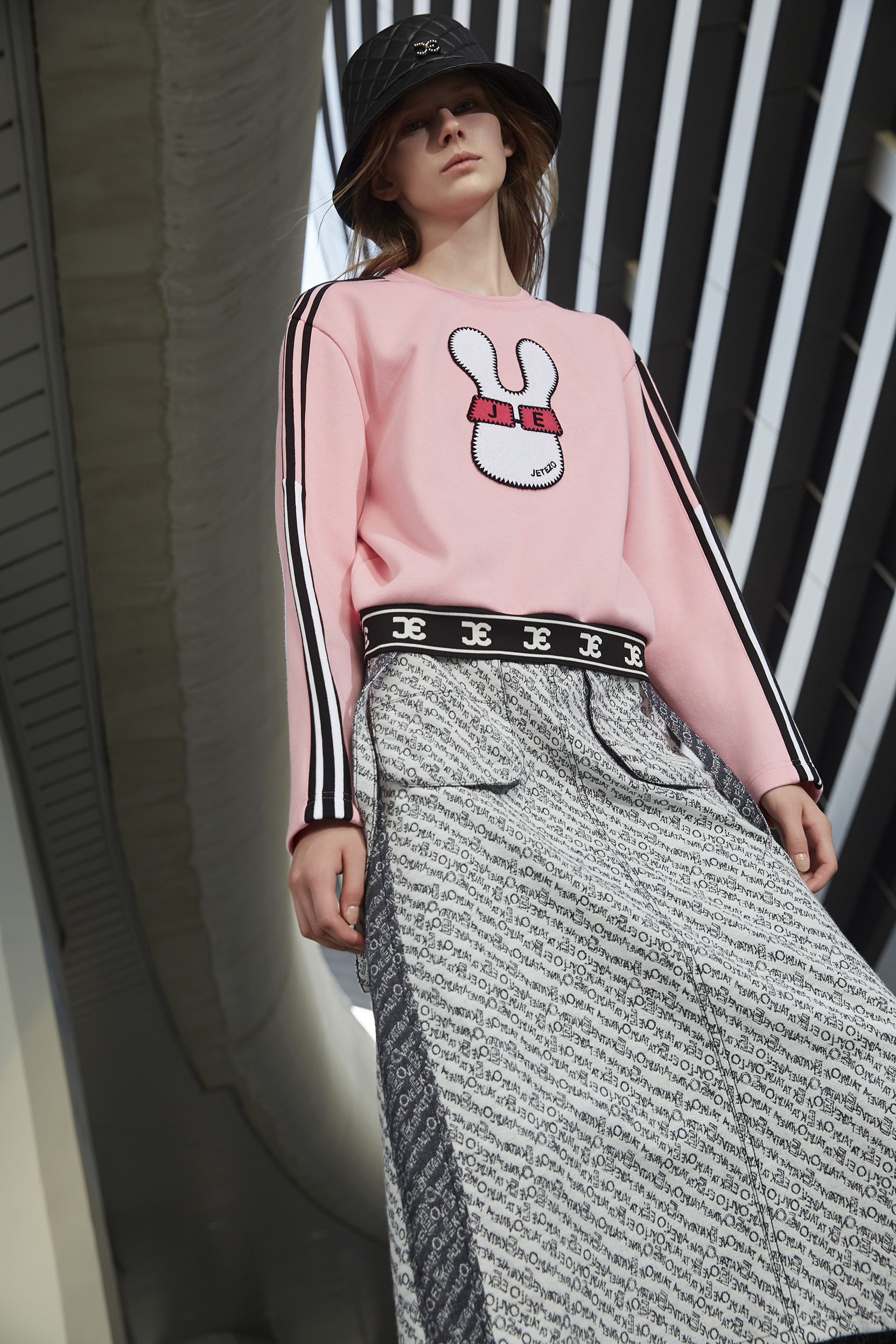 BD15023C1 LOGO提花背帶工裝中長裙