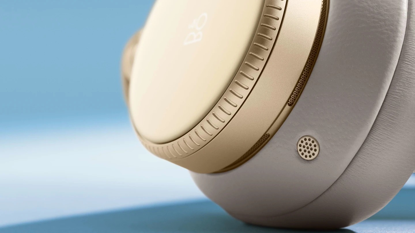 B&O Beoplay H100 Close up