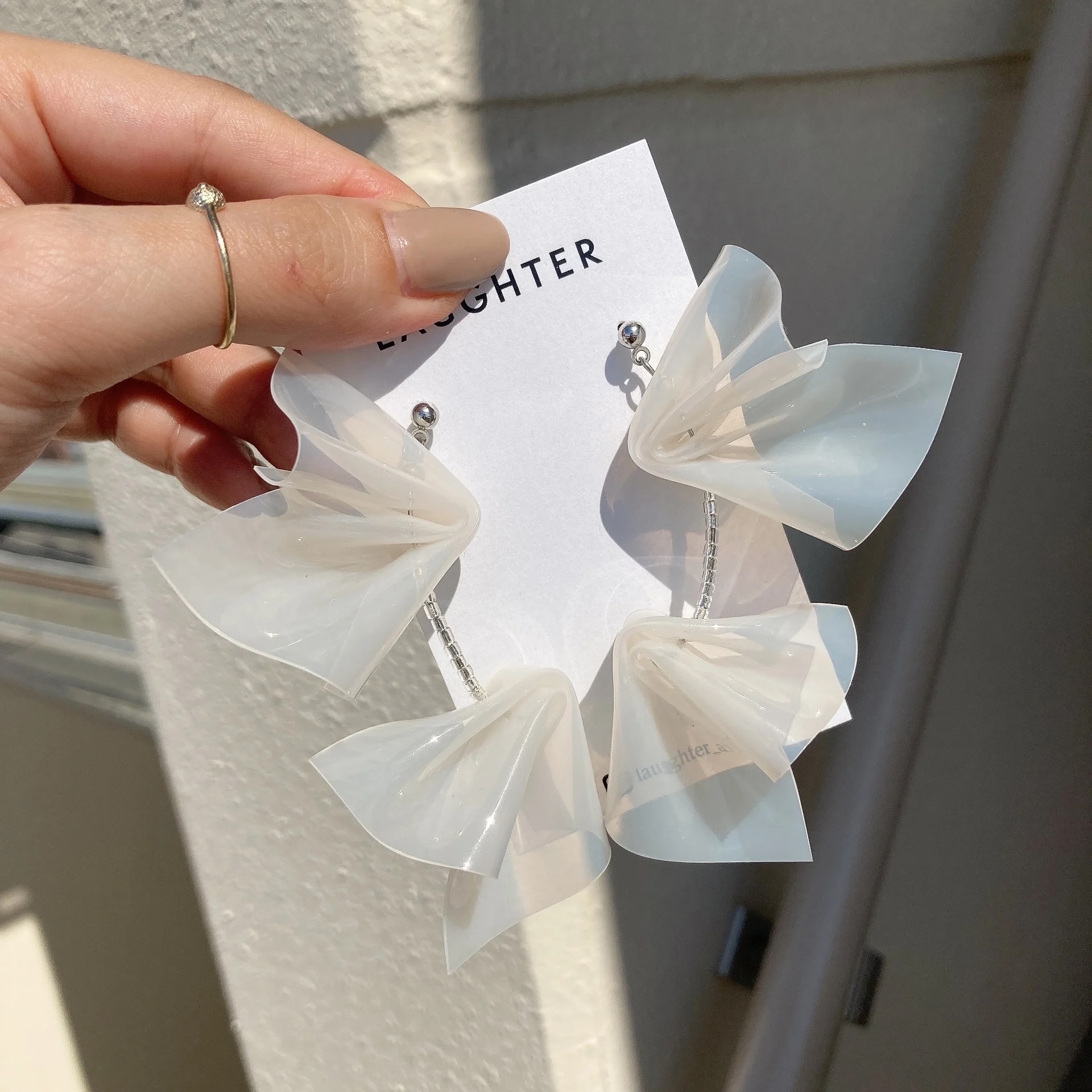 [LAUGHTER] square frill flower | 白色 | 耳針 | NO.116