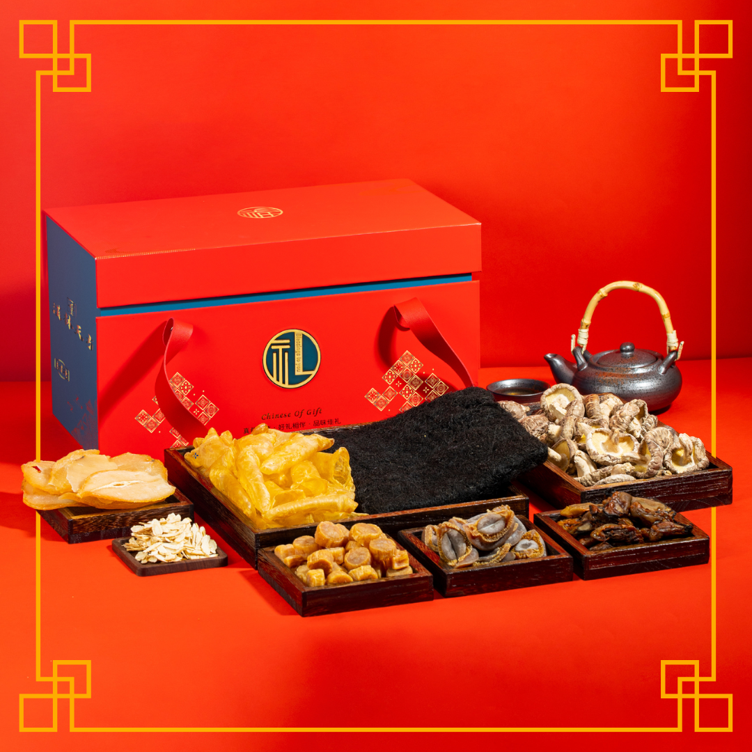 《珍饈百饌禮盒》 冬至早鳥優惠: 30頭南非吉品鮑魚, 花膠筒半斤, 日本S級元貝半斤, 非洲螺片一斤, 加拿大花旗參半斤, 冬菇半斤, 韓國蠔豉半斤, 野生蒙古髮菜 二兩