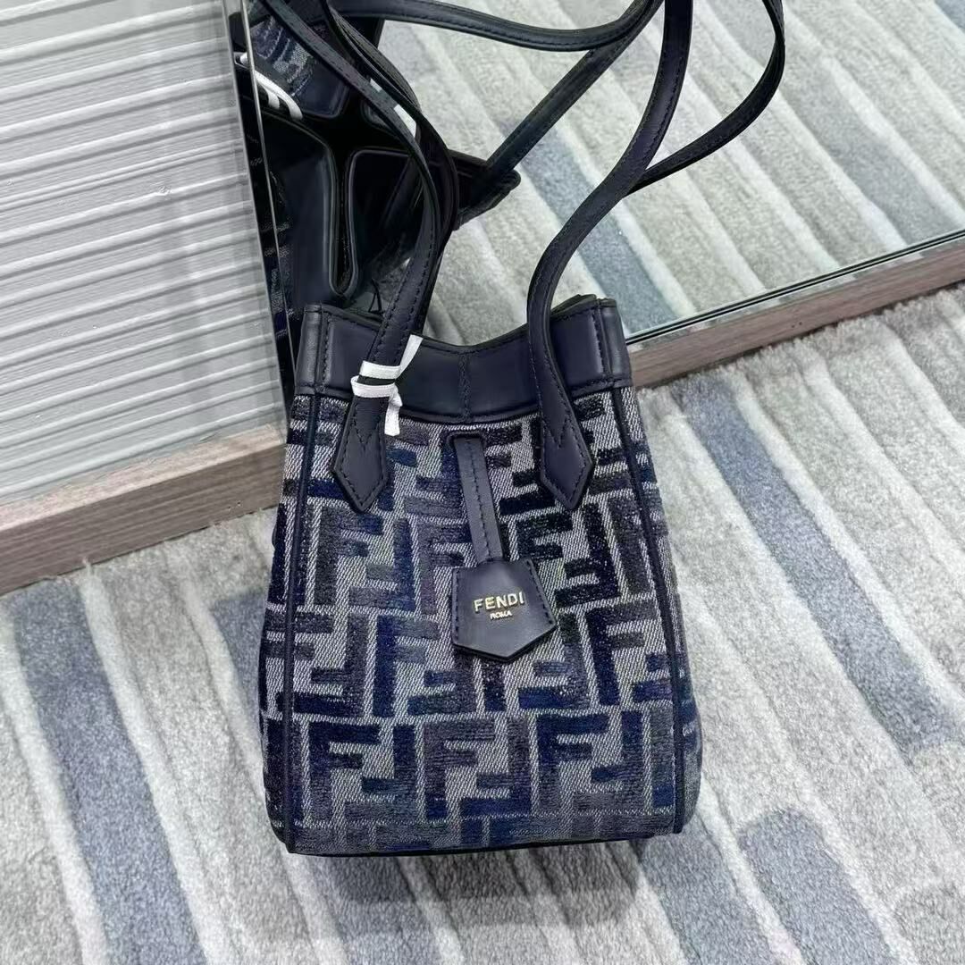 FENDI  满字母水桶包-M
