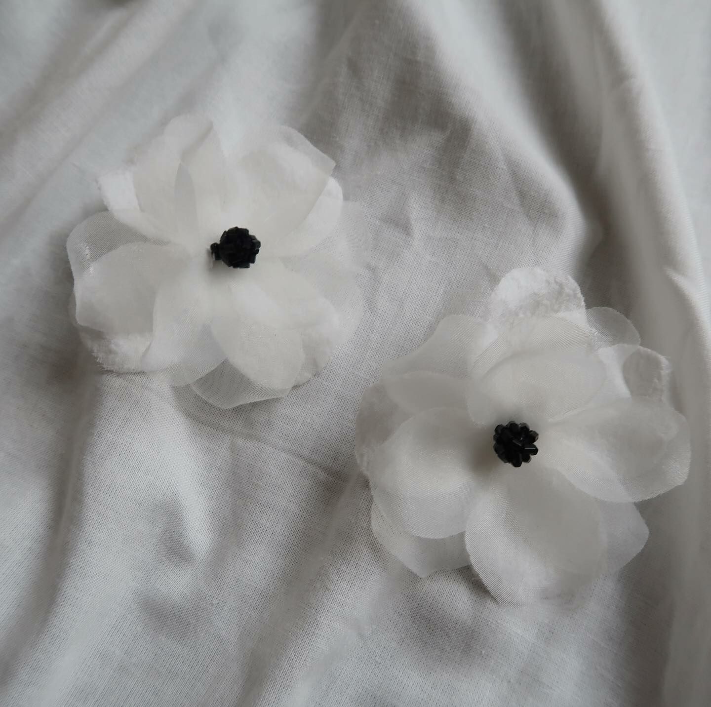 經典小繁花耳環-白花黑蕊