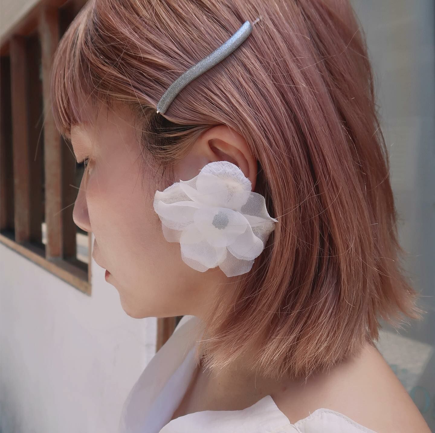 經典小繁花耳環-白花黑蕊