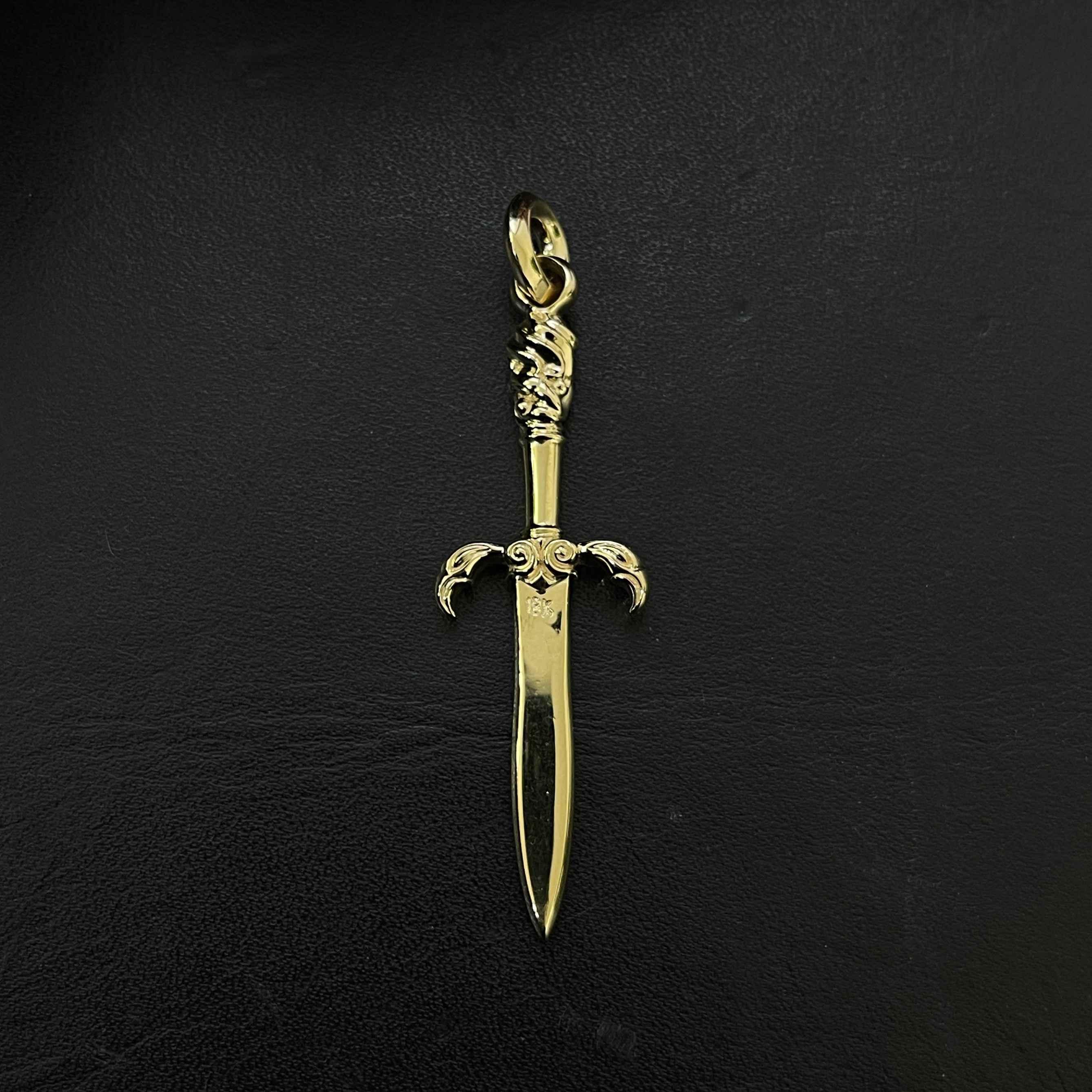 LO K18 Dagger S w/ white diamond