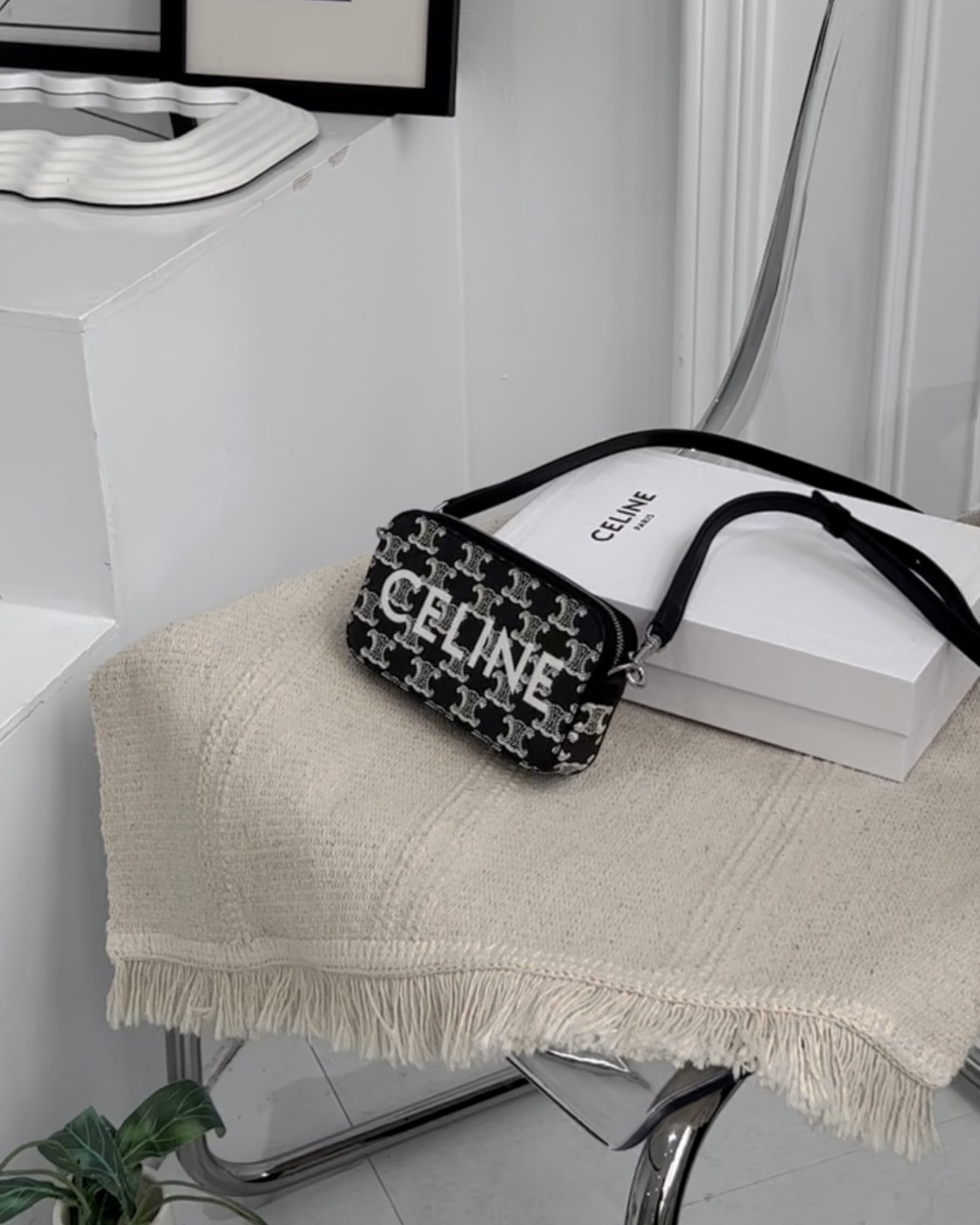 CELINE｜凱旋門印花雙色郵差包 黑白老花