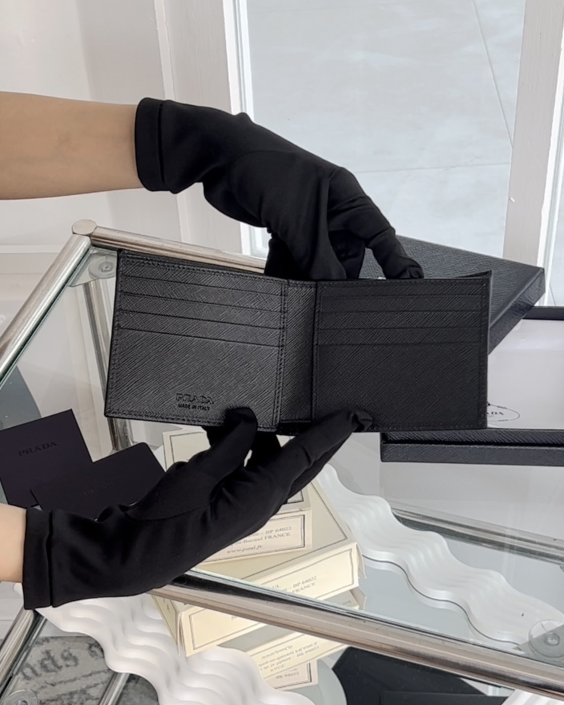 PRADA｜三角標誌內八卡雙折短夾 黑色