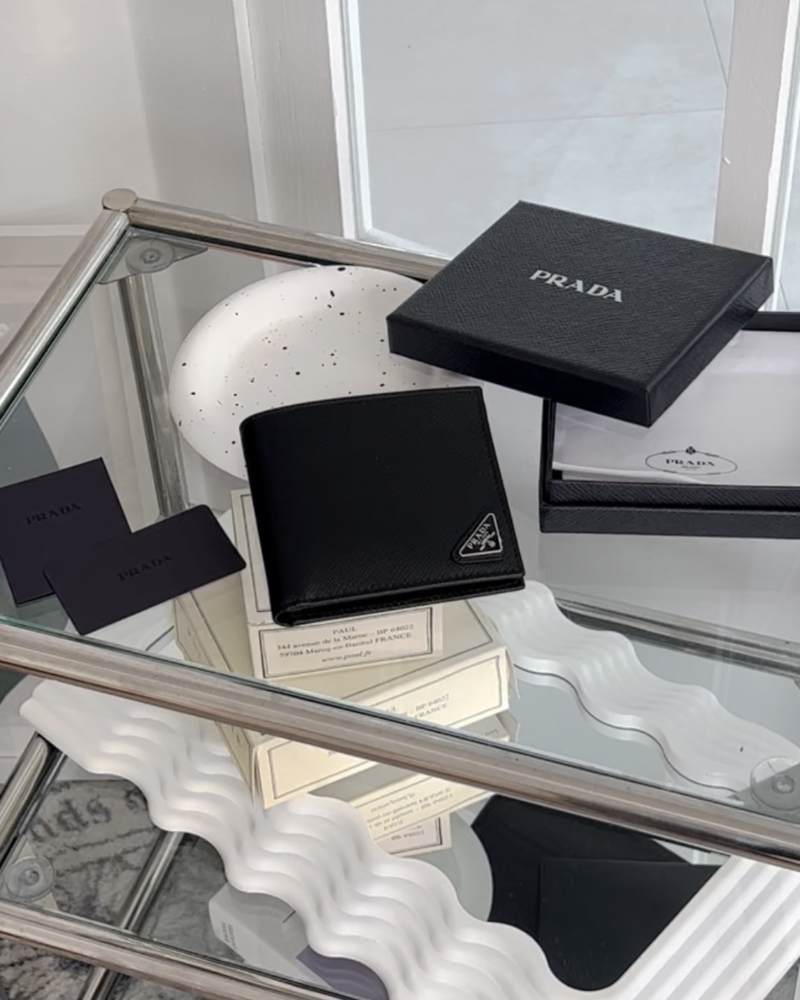 PRADA｜三角標誌內八卡雙折短夾 黑色