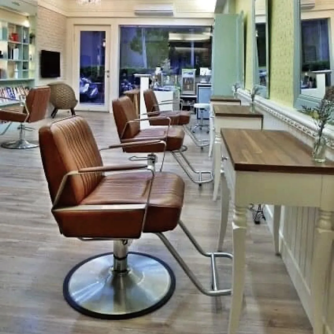 The early days of Miaoli City’s premium hair salon brand, Hair Time, started as a small studio with just five chairs.