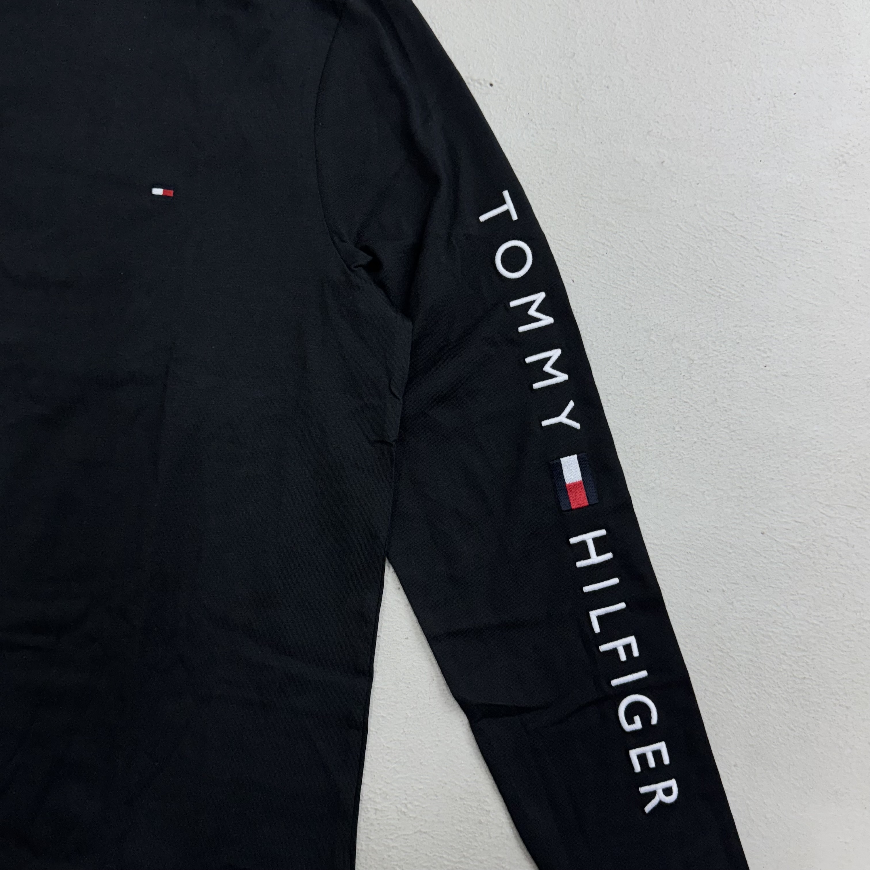 Tommy Hilfiger 手臂刺繡薄長袖