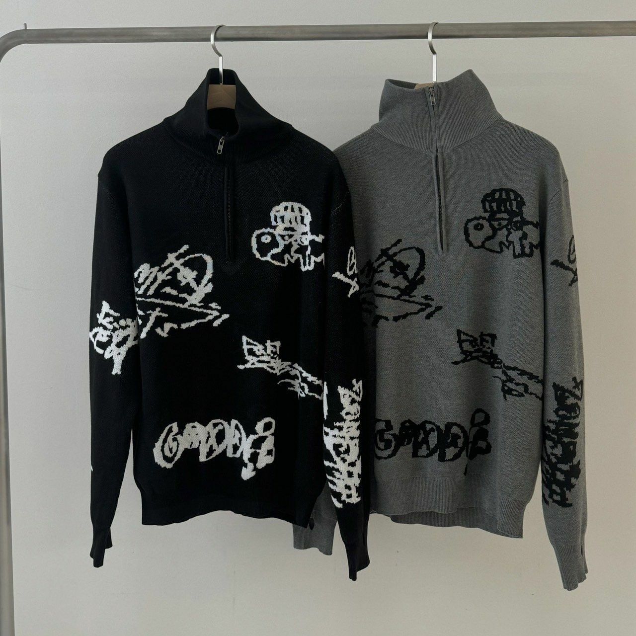 反領半拉鍊英文字圖案針織衫 BY ATTENTION-320T