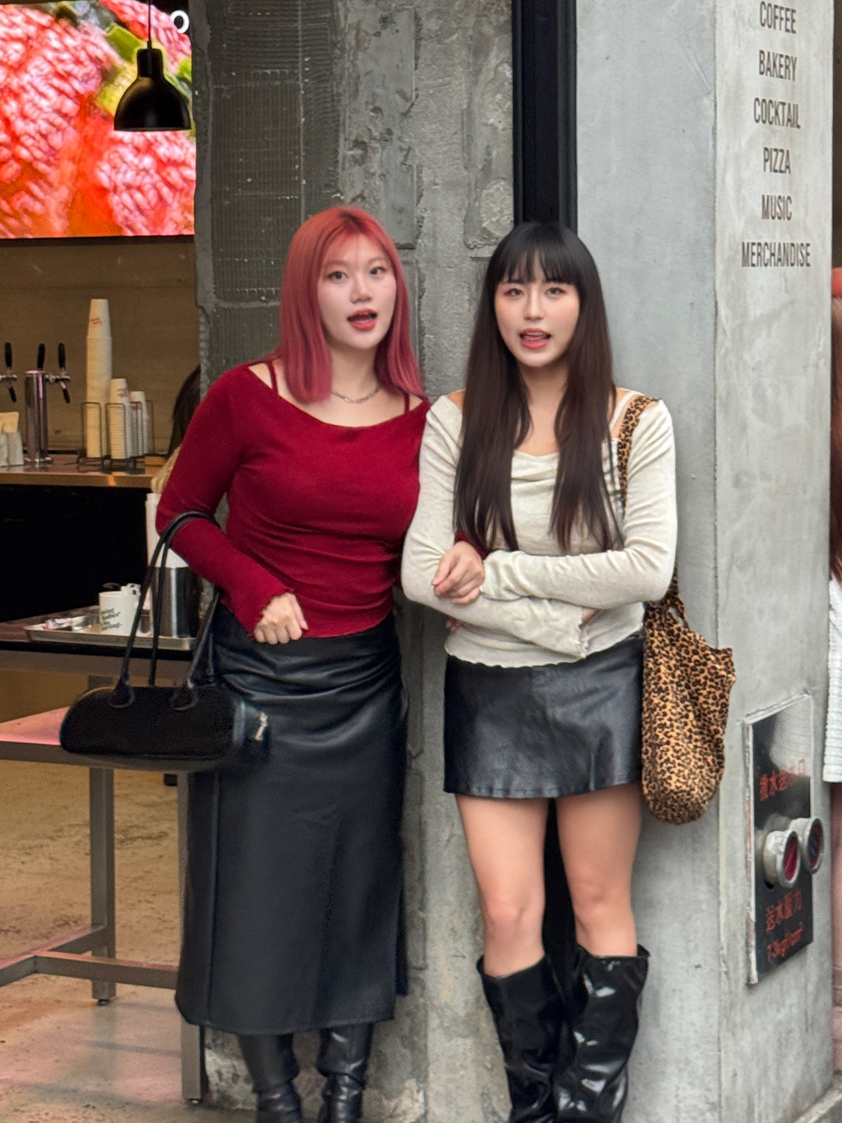 黑現貨A2漢南洞歐膩 假兩件一字領木耳邊舒適長袖（黑/紅/杏）