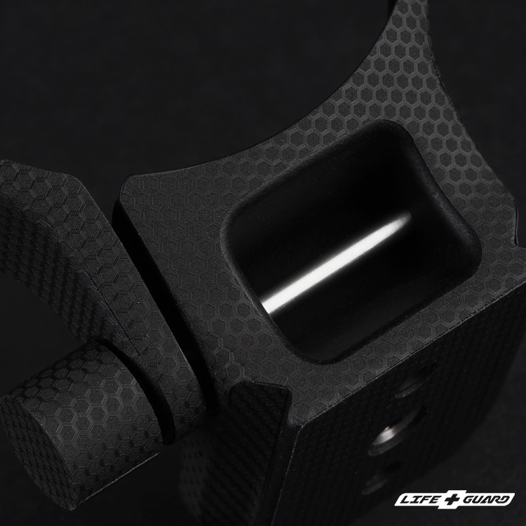 神秘黑貼膜質感特寫，LIFE+GUARD 設計風格