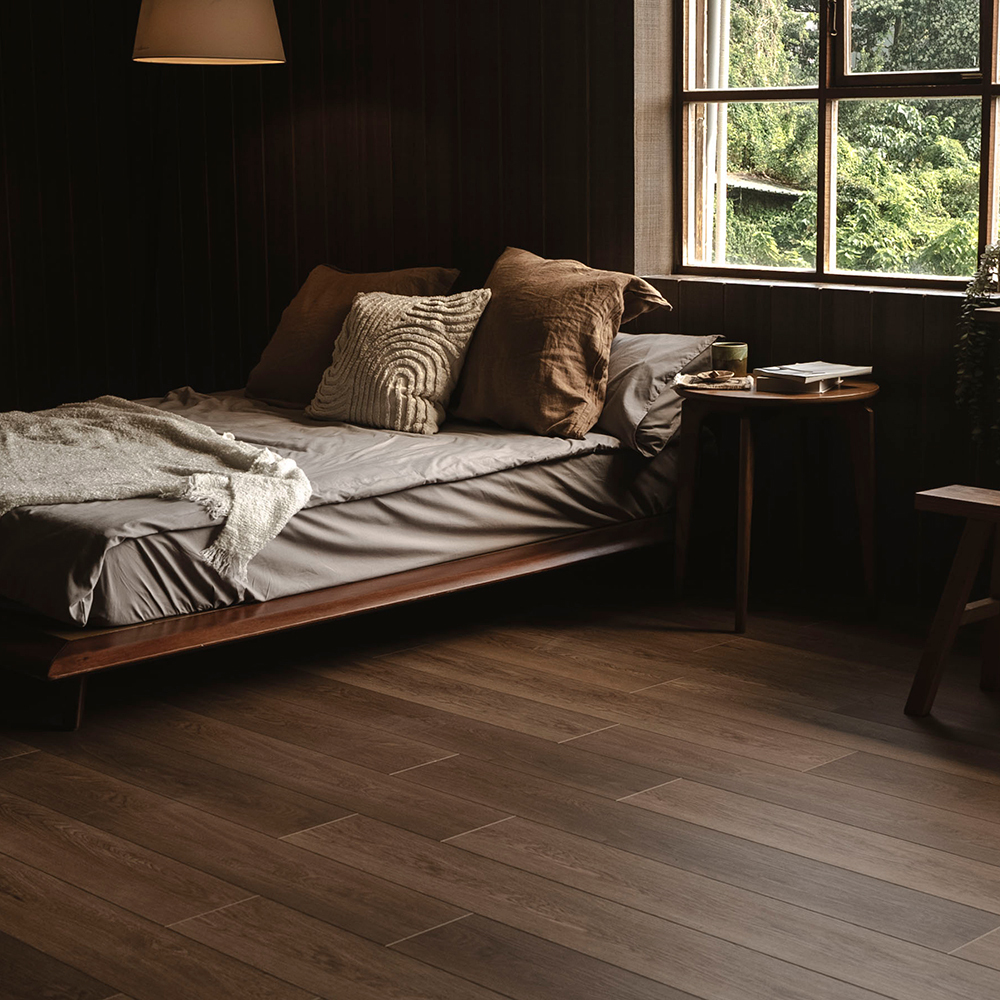 夜幕之屋 Night Prose｜深棕色木紋地板