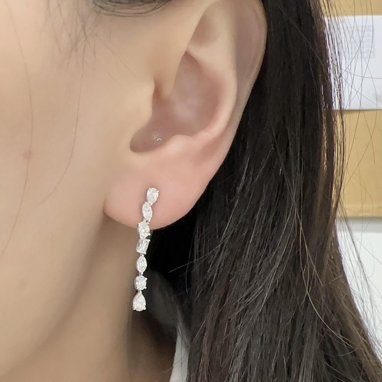 18K白金獨特造型鑽石長形耳環