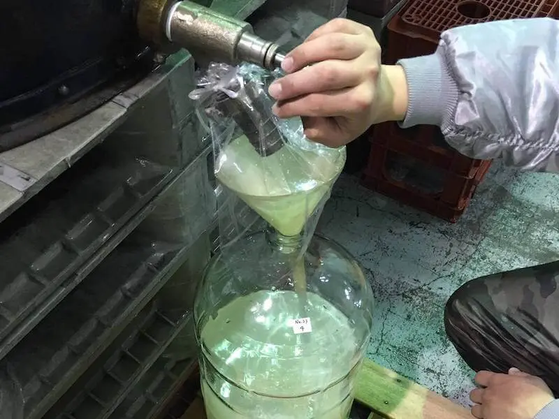 斗瓶（とびん） 斗瓶採り（とびんとり）とは？ 鳴海醸造店 | 鳴海醸造店