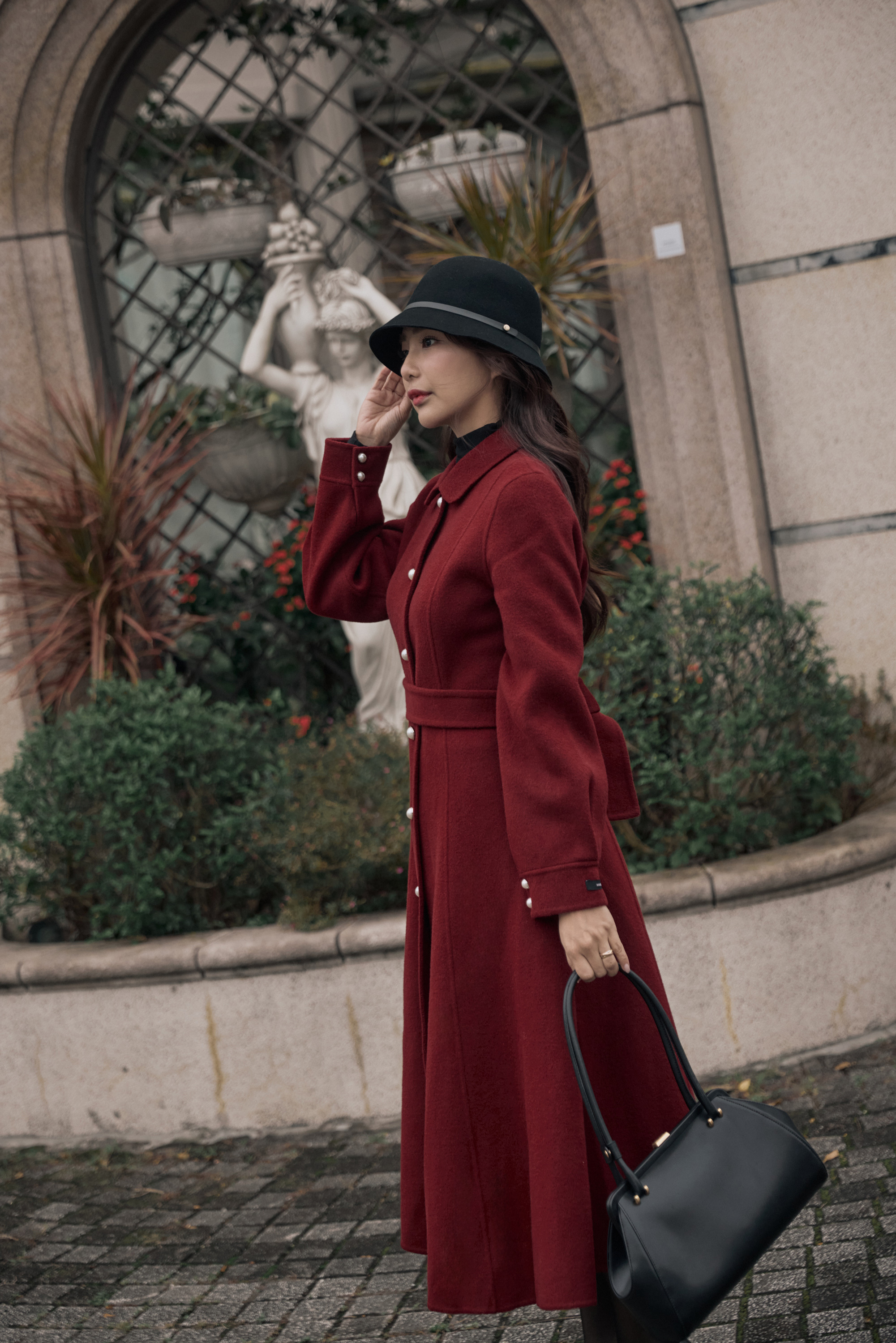 『最後現貨』【貝莉莓聯名款】100%羊毛 赫本風收腰長版手工大衣-櫻子紅