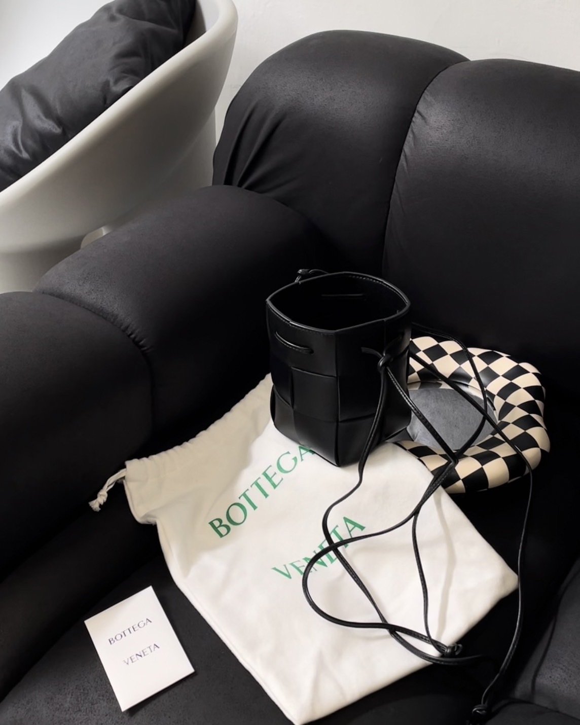 BV｜6格羊皮霧面卡帶迷你水桶包 黑色