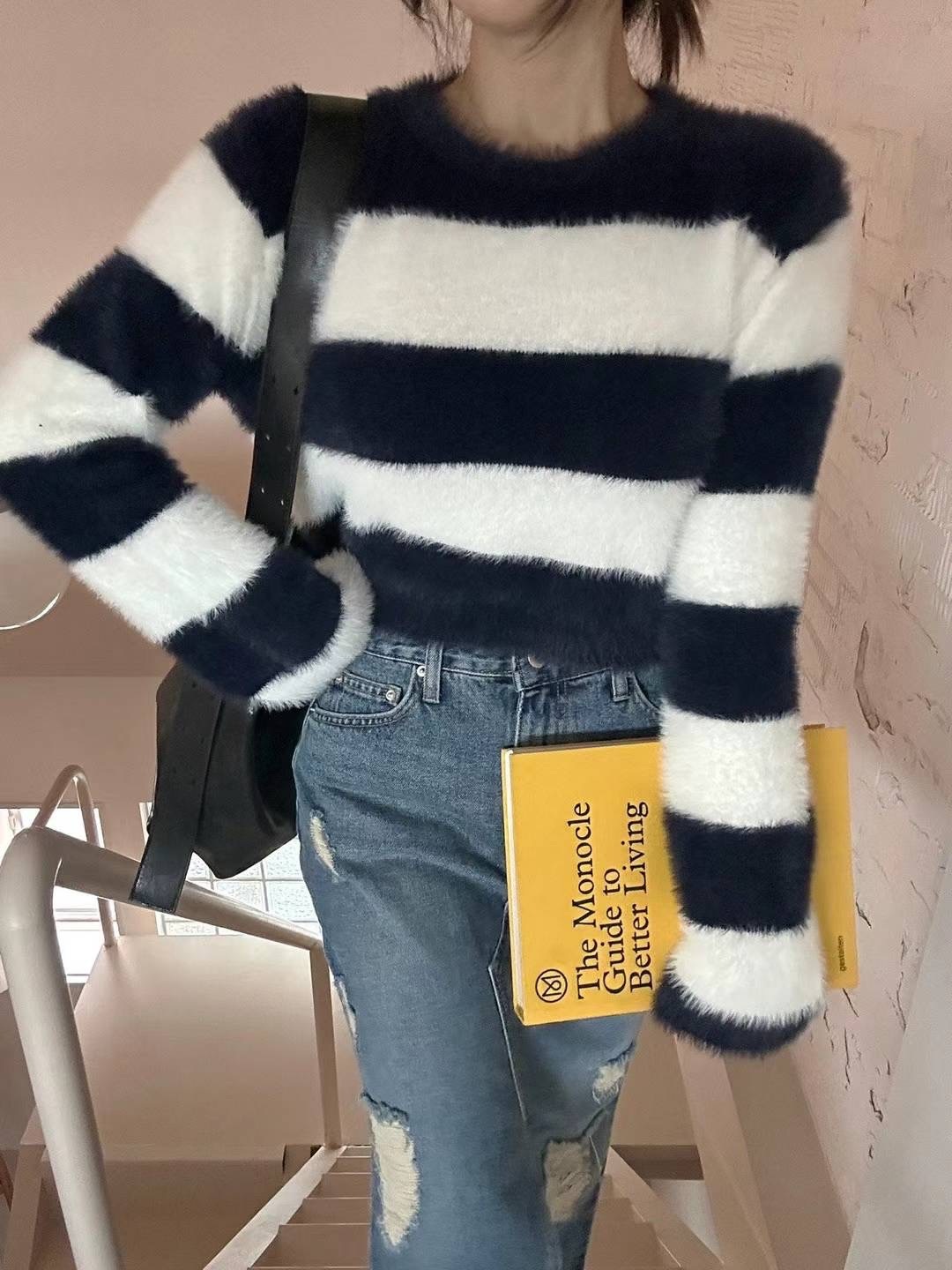 上衣丨毛毛圓領橫條毛衣
