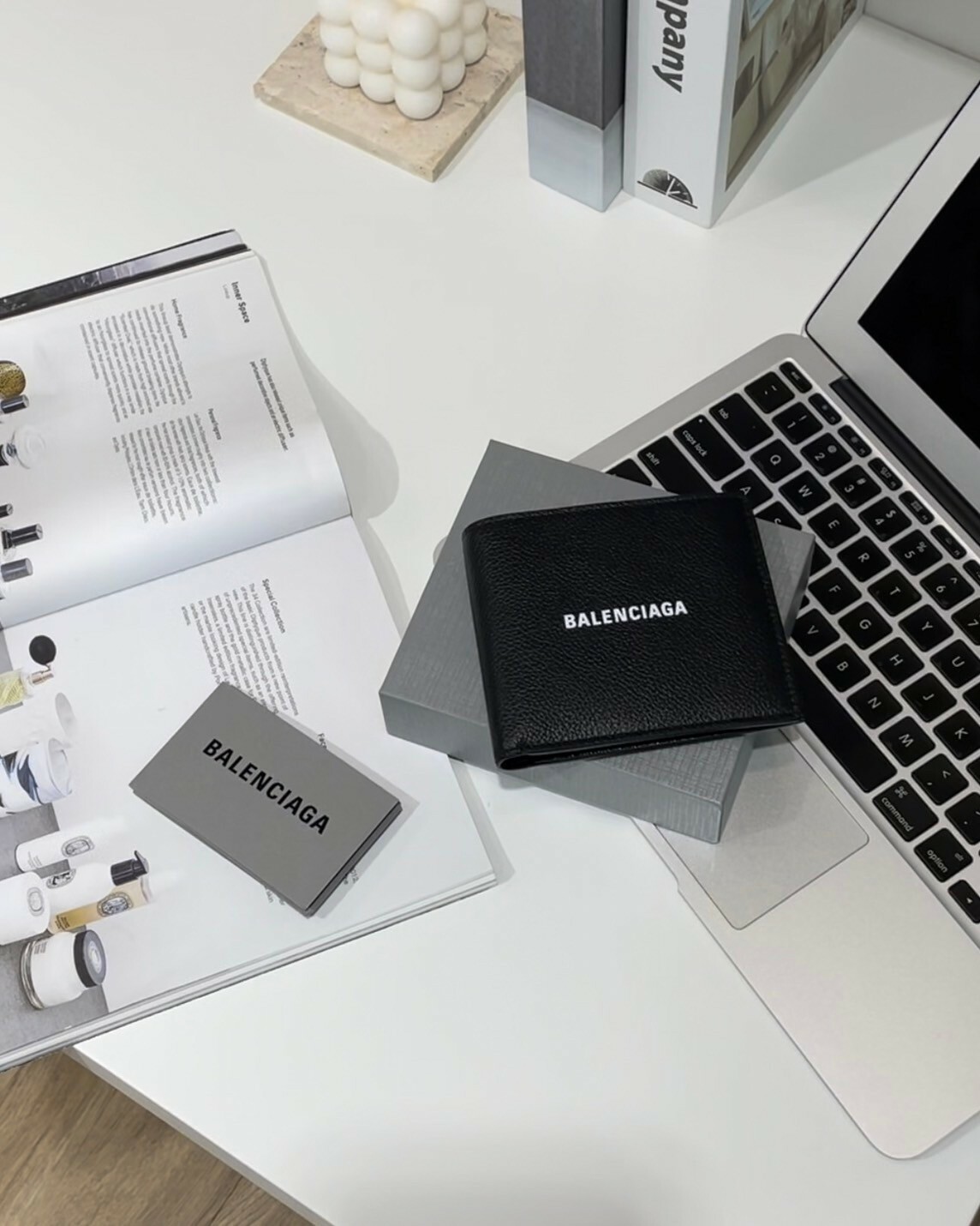 BALENCIAGA｜經典LOGO內八卡雙折短夾 黑色