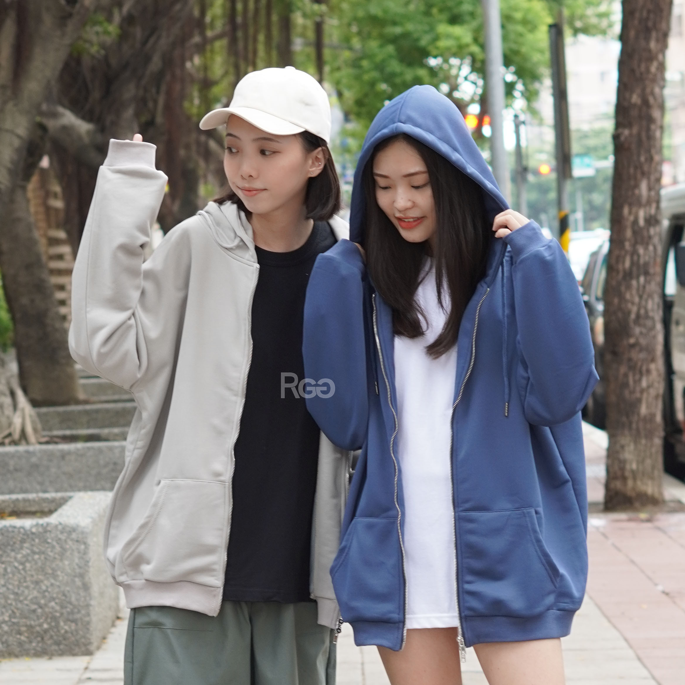 女模穿著#80164 重磅寬鬆落肩素面連帽外套石灰和深藍