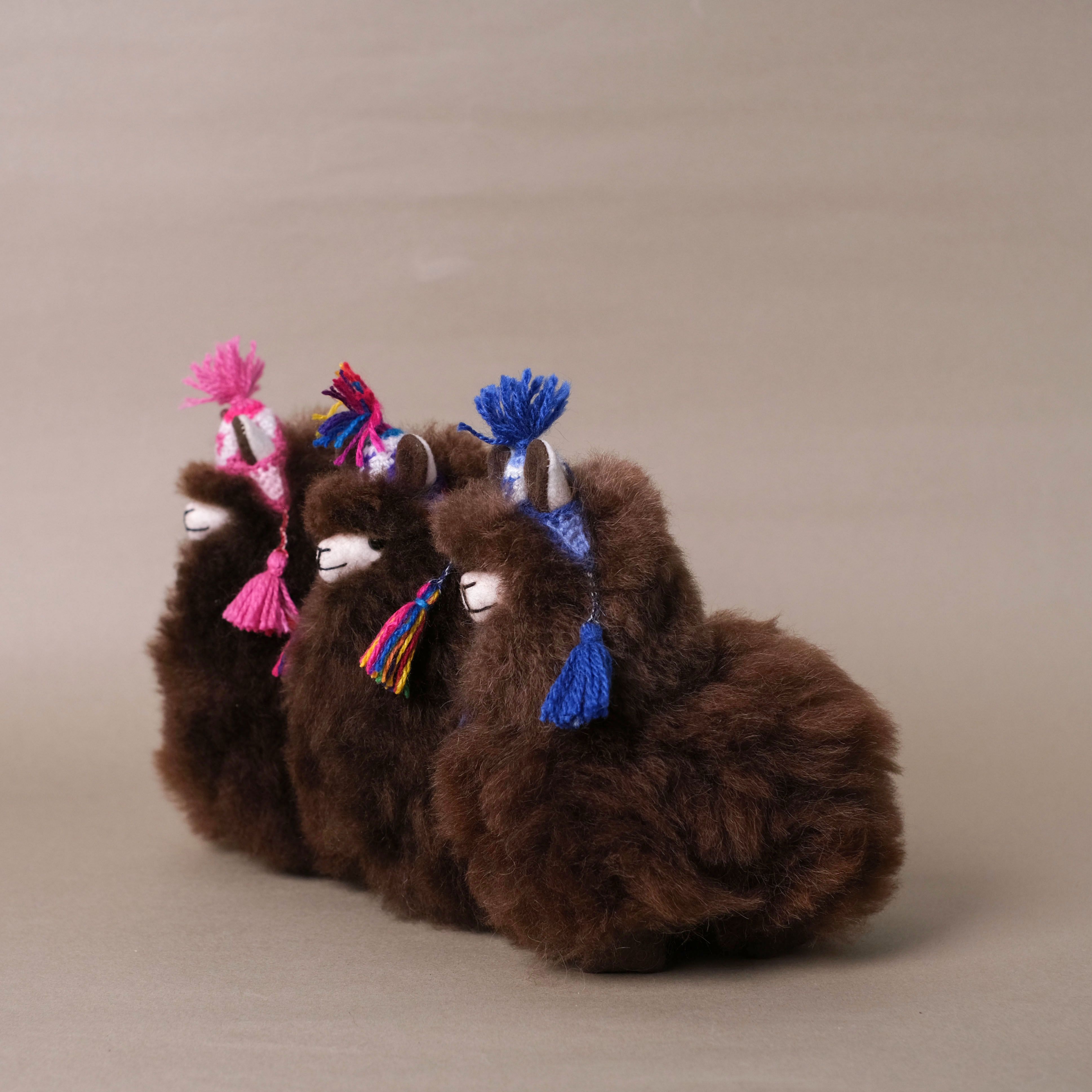 羊駝毛絨擺飾｜毛帽羊駝－深棕－15cm｜秘魯