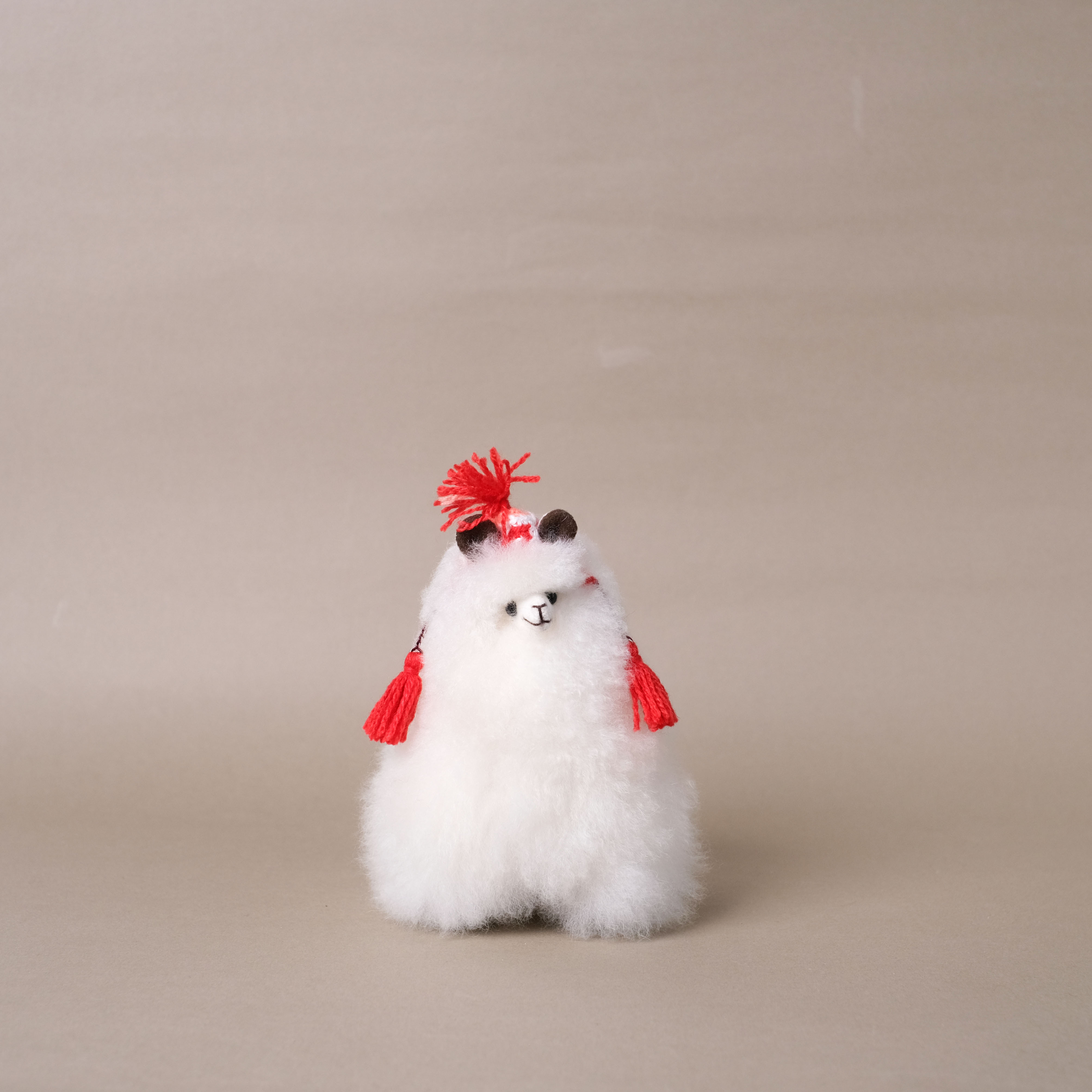 羊駝毛絨擺飾｜毛帽羊駝－純白－15cm｜秘魯
