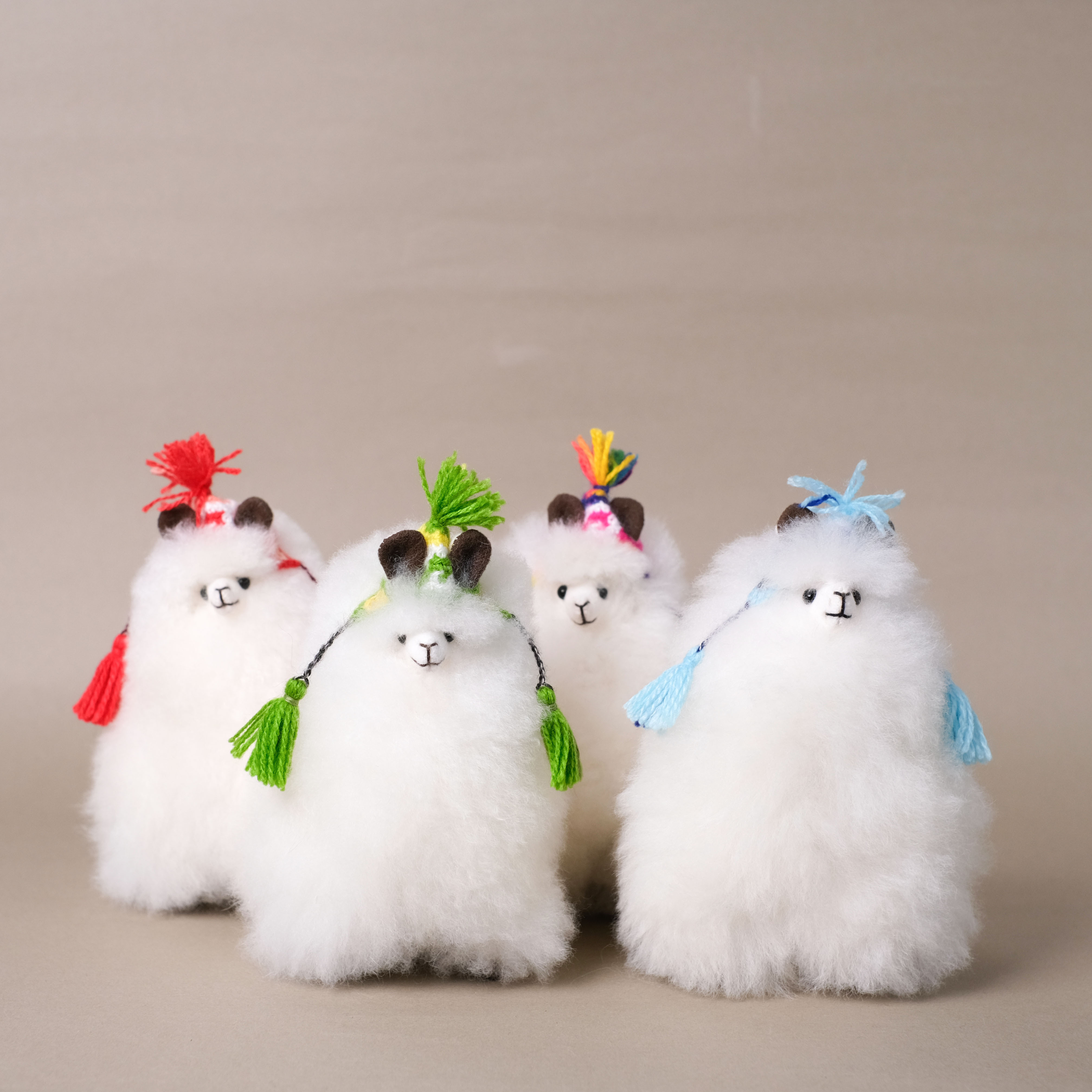 羊駝毛絨擺飾｜毛帽羊駝－純白－15cm｜秘魯