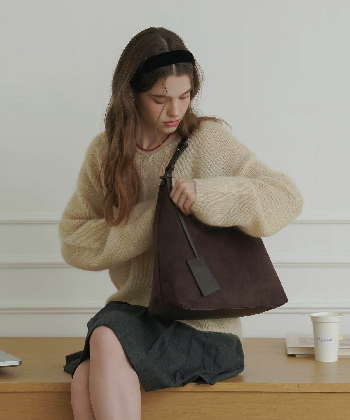 無料配送◆OVHEE◆ Flume Suede Hobo Bag バッグ OVHEE Flume Suede Hobo Bag_Dark Brown (OVHEE/ハンドバッグ
