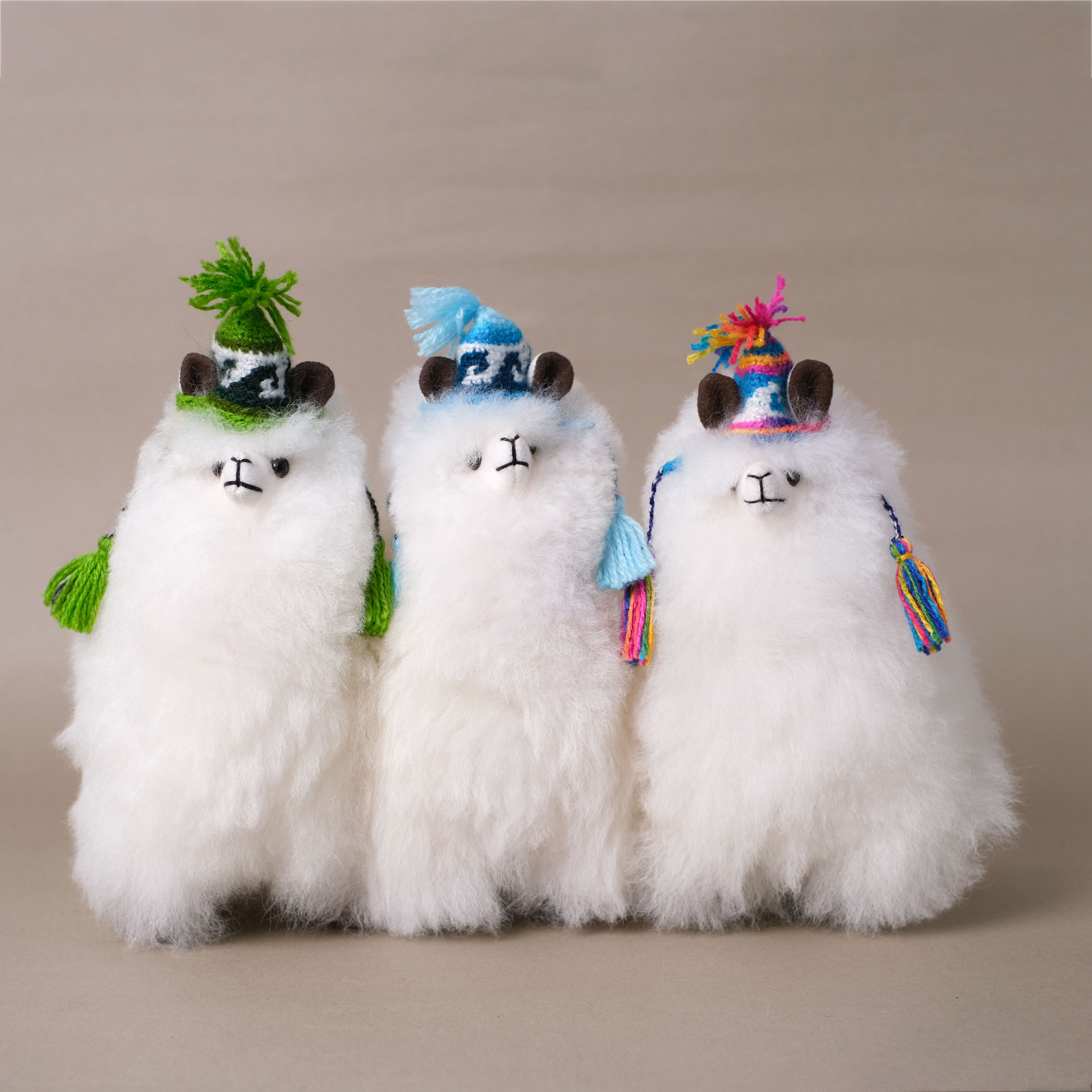 羊駝毛絨擺飾｜毛帽羊駝－純白－20cm｜秘魯