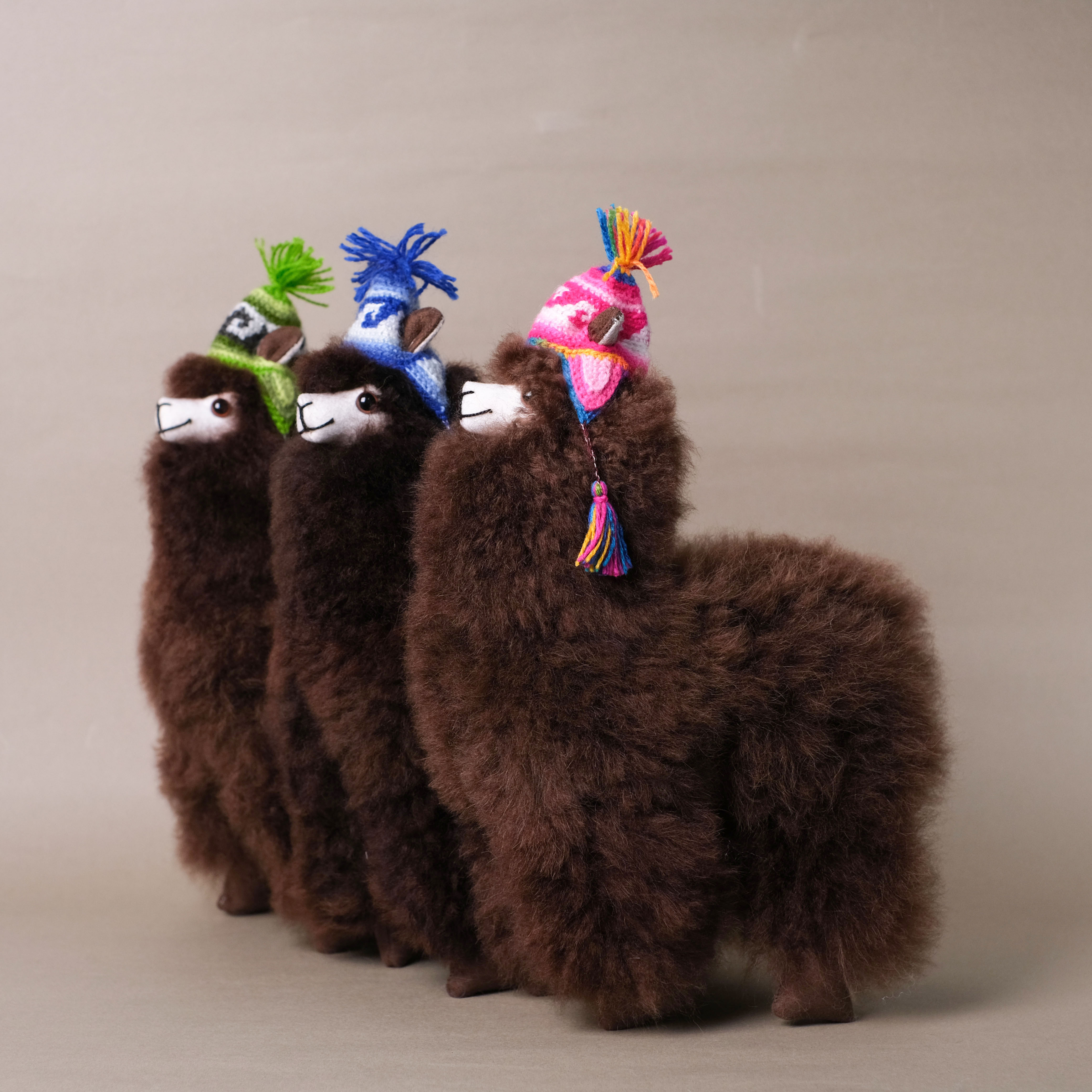 羊駝毛絨擺飾｜毛帽羊駝－深棕 33cm｜秘魯