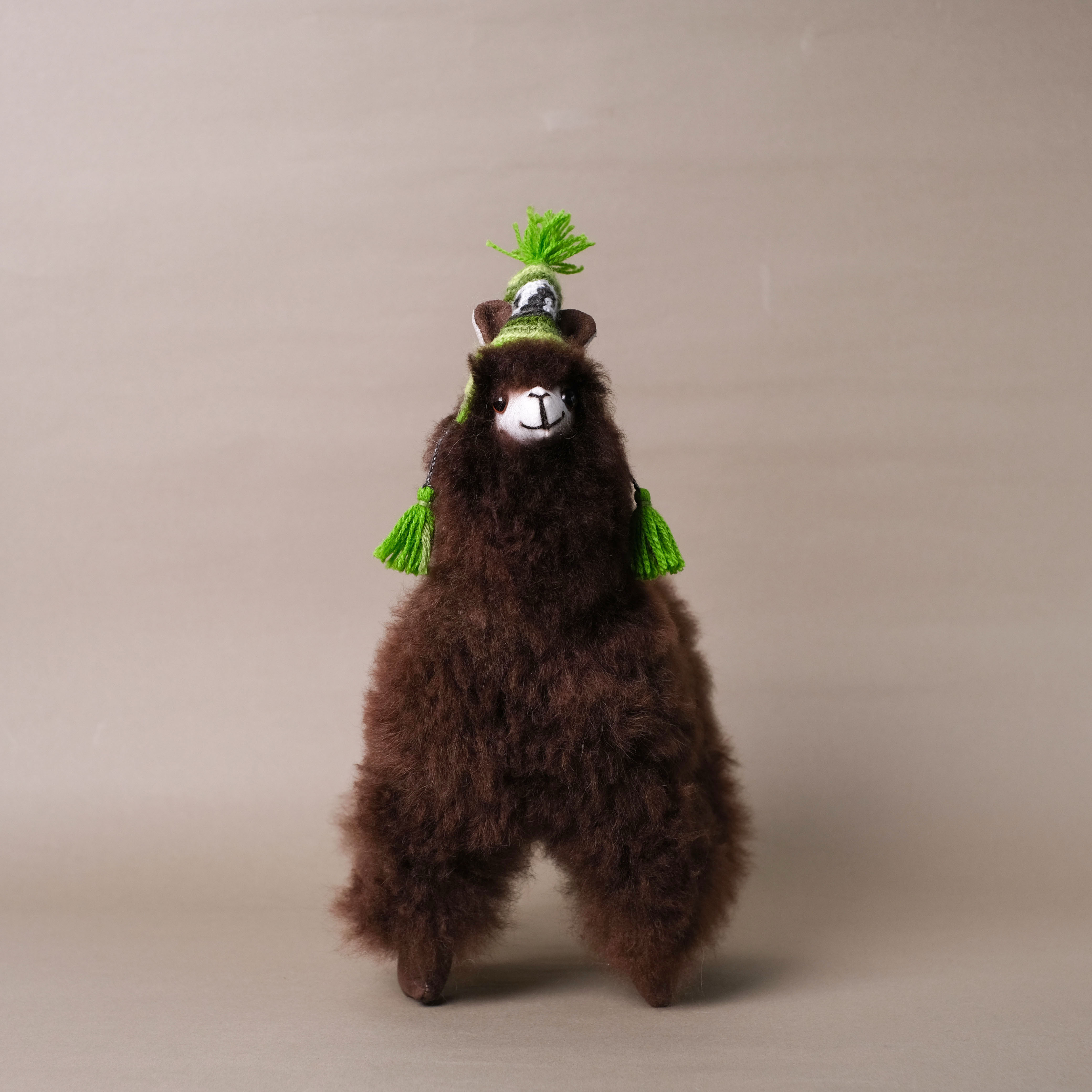 羊駝毛絨擺飾｜毛帽羊駝－深棕 33cm｜秘魯