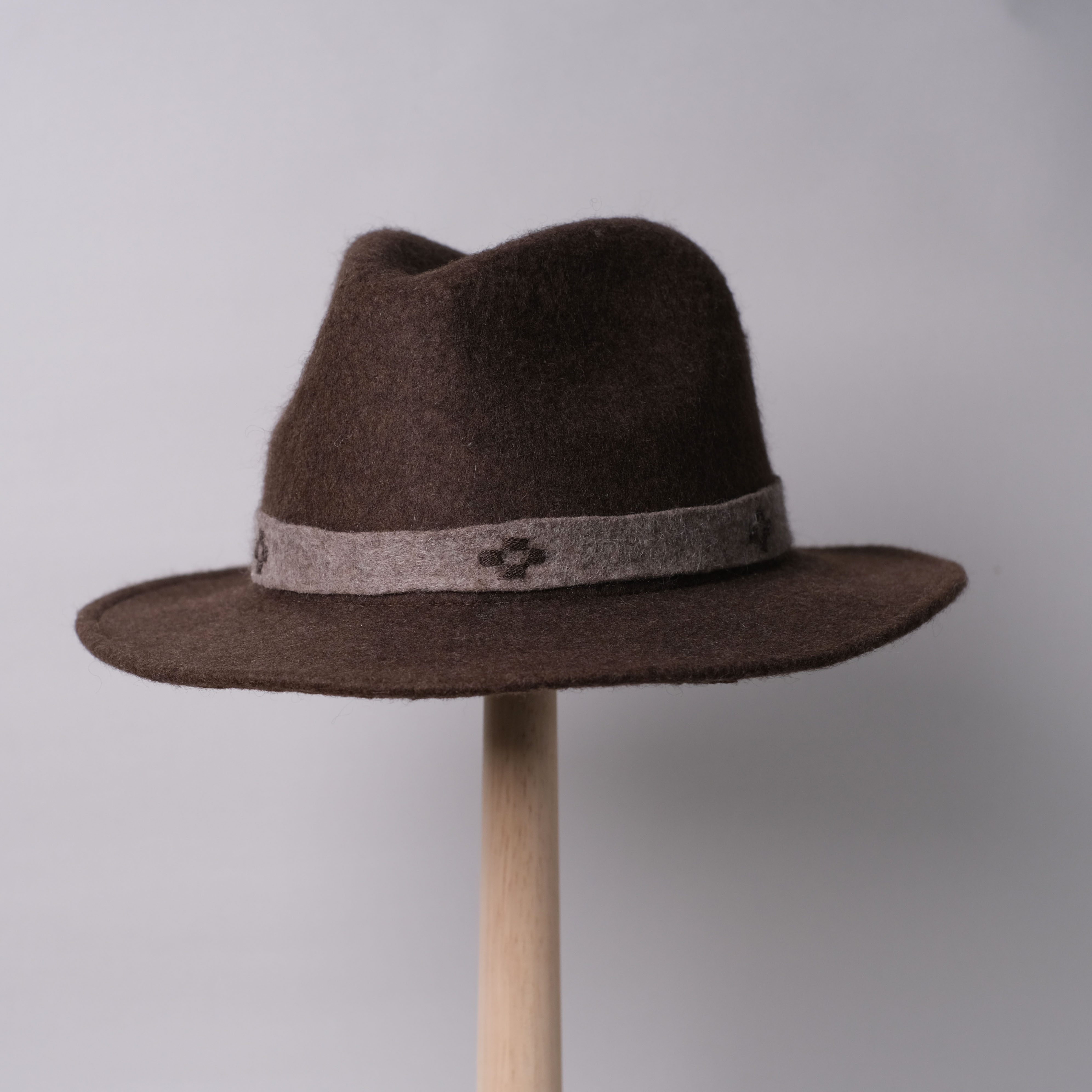 手工毛氈爵士帽｜犛牛絨－棕色（氆氌織帶）｜中國藏區