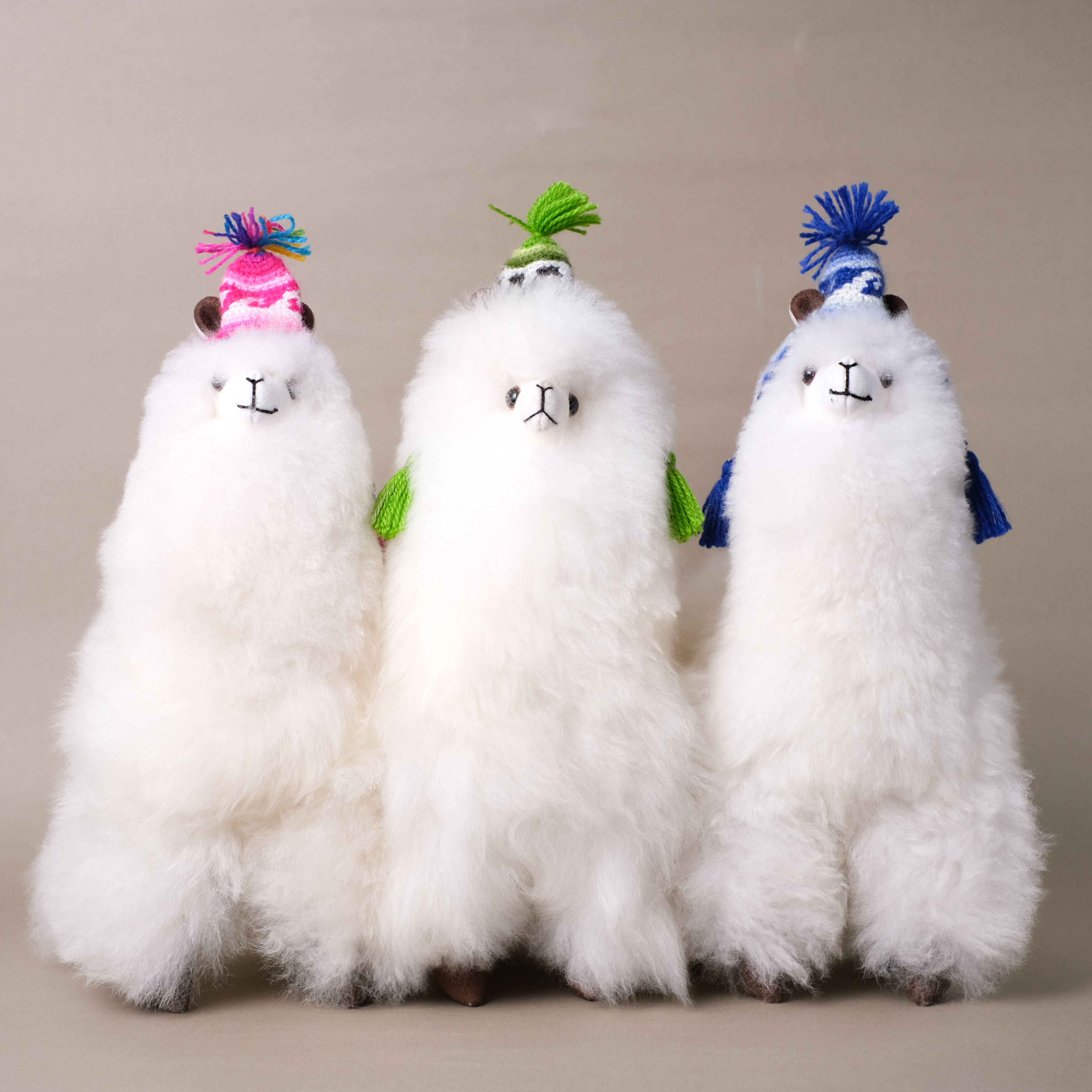 羊駝毛絨擺飾｜毛帽羊駝－純白 33cm｜秘魯