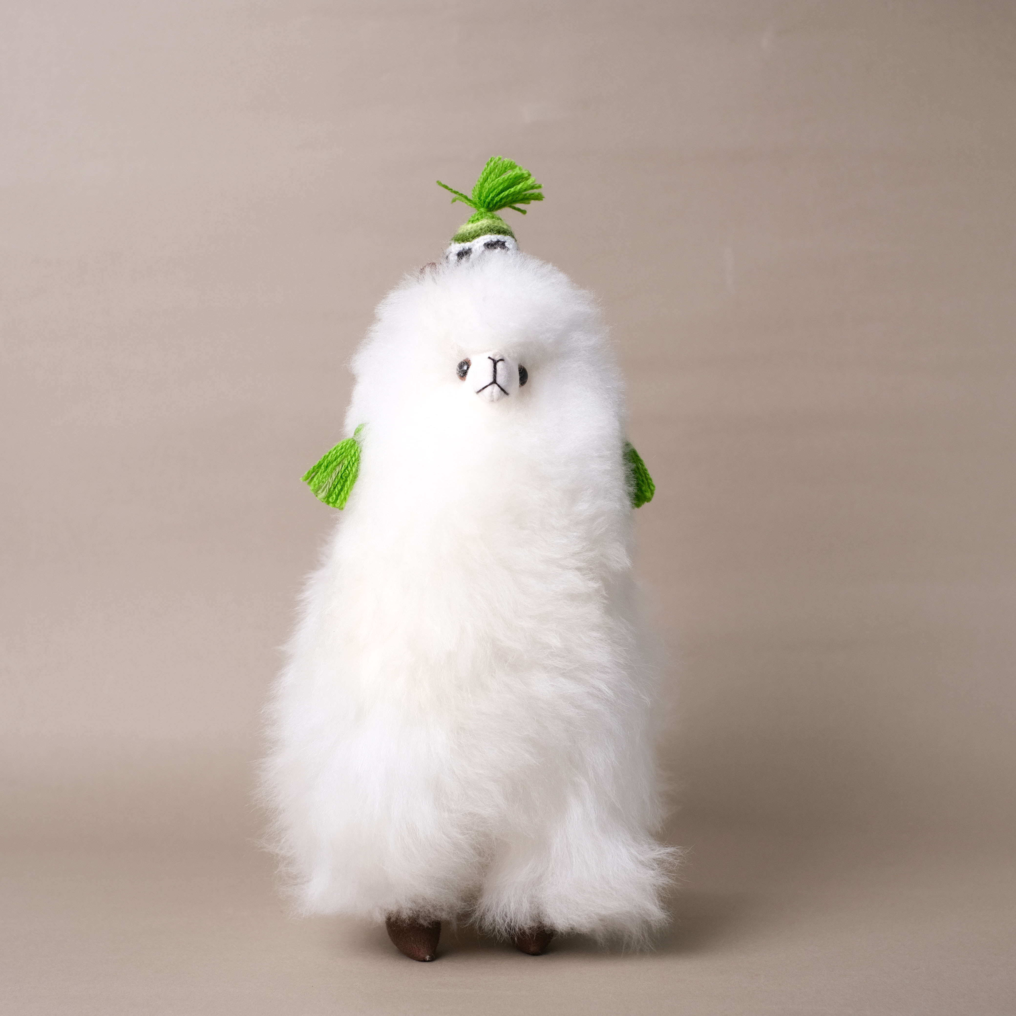 羊駝毛絨擺飾｜毛帽羊駝－純白 33cm｜秘魯