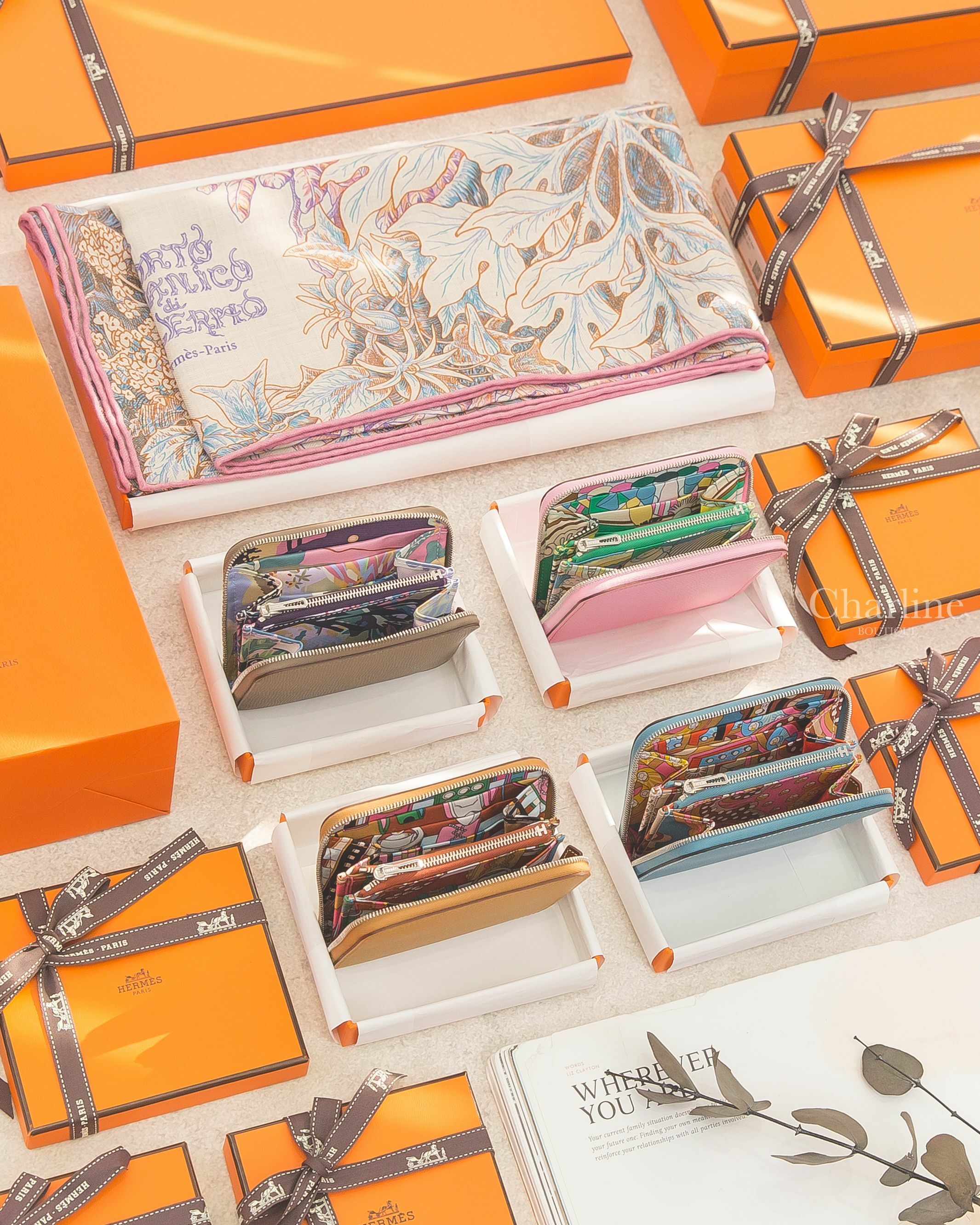 Hermès 玫瑰色/自然色/藍色花卉森林喀什米爾真絲披肩,Hermès 5P 粉色絲巾短夾,Hermès 2S 芝麻黃絲巾短夾,Hermès D2 新牛仔藍絲巾短夾,Hermès 18 大象灰絲巾短夾-Charline Boutique 精品代購