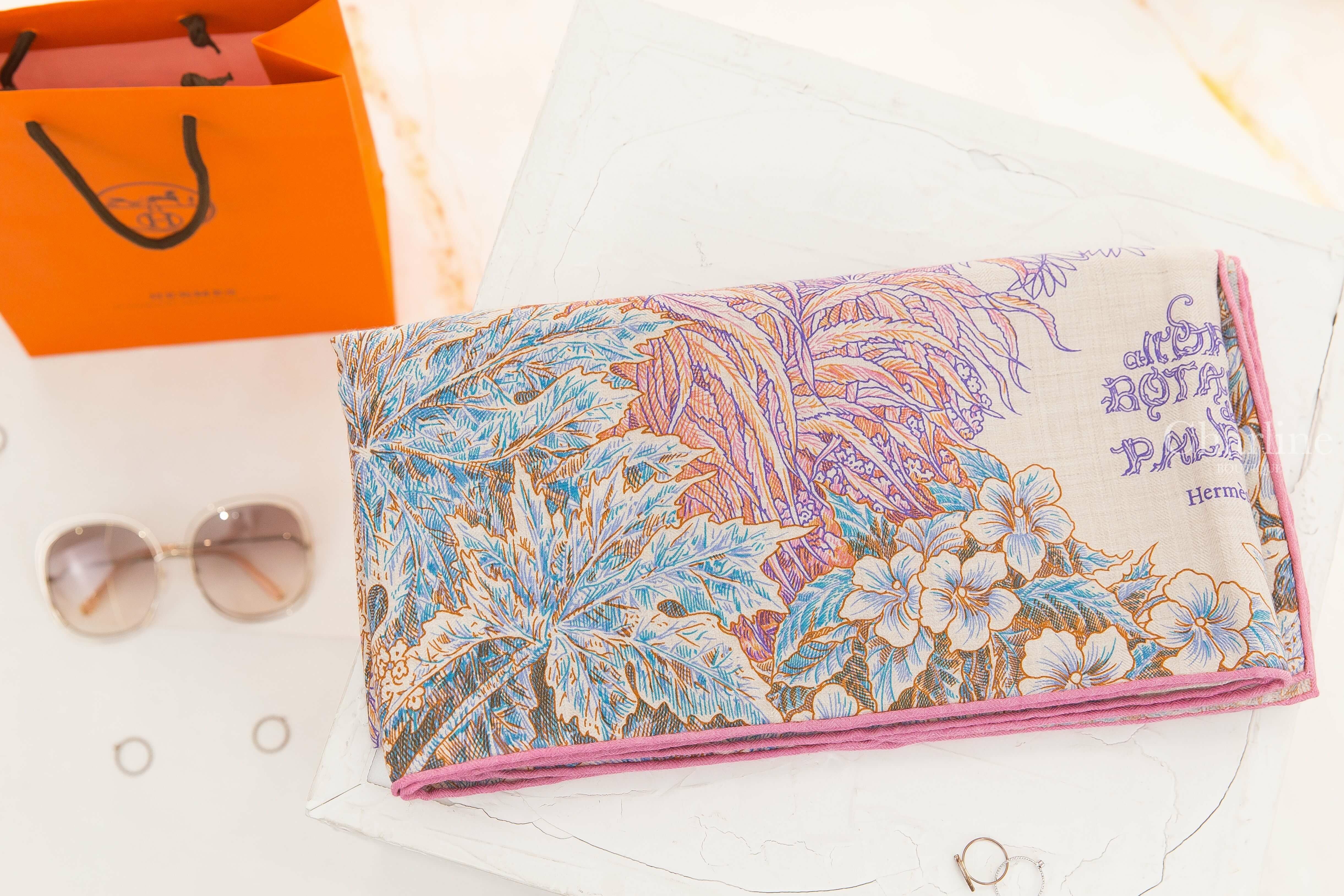 Hermès All'orto Botanico Di Palermo Shawl 140 玫瑰色/自然色/藍色花卉森林喀什米爾真絲披肩-Charline Boutique 精品代購
