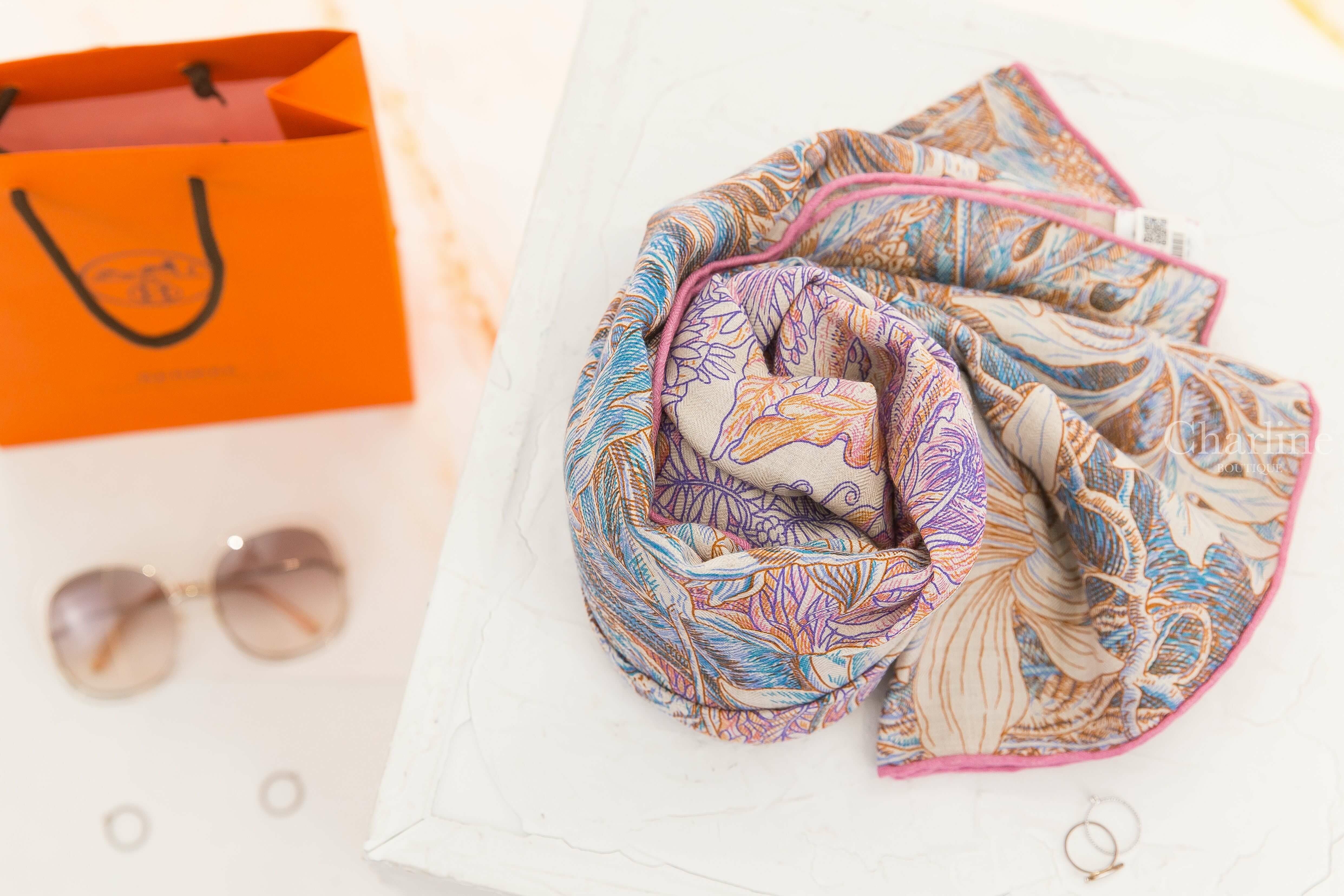 Hermès All'orto Botanico Di Palermo Shawl 140 玫瑰色/自然色/藍色花卉森林喀什米爾真絲披肩-Charline Boutique 精品代購