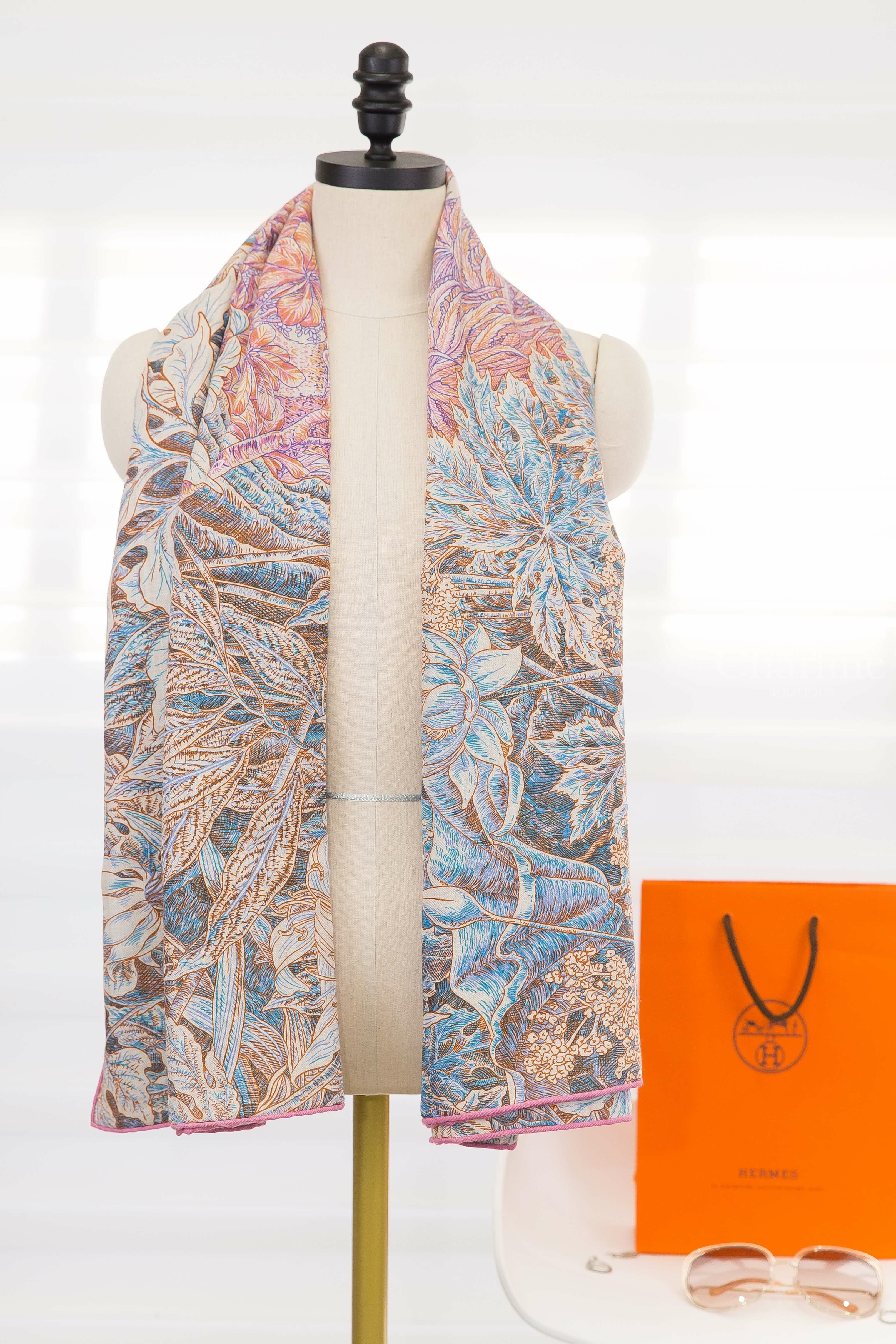 Hermès All'orto Botanico Di Palermo Shawl 140 玫瑰色/自然色/藍色花卉森林喀什米爾真絲披肩-Charline Boutique 精品代購