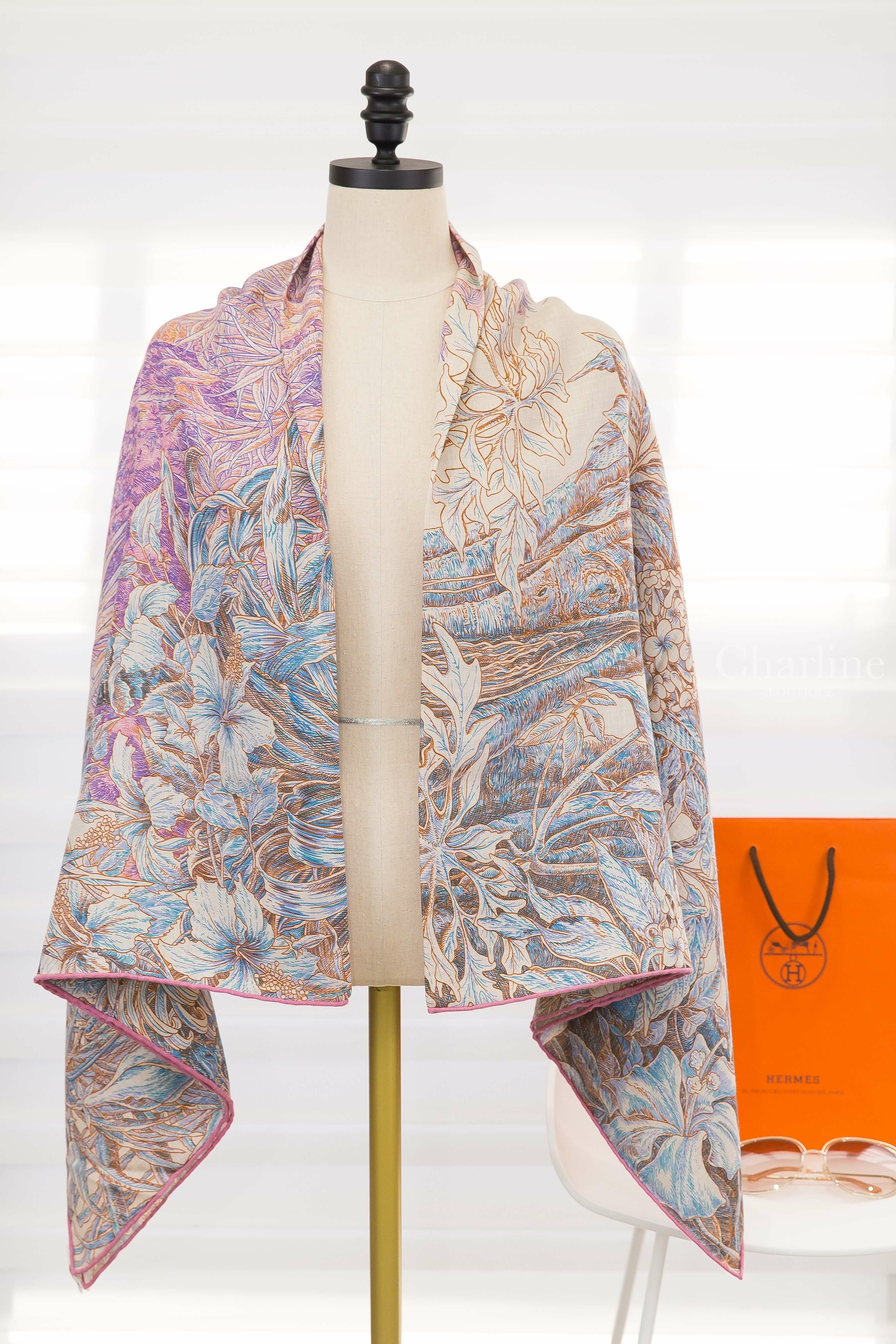 Hermès All'orto Botanico Di Palermo Shawl 140 玫瑰色/自然色/藍色花卉森林喀什米爾真絲披肩-Charline Boutique 精品代購