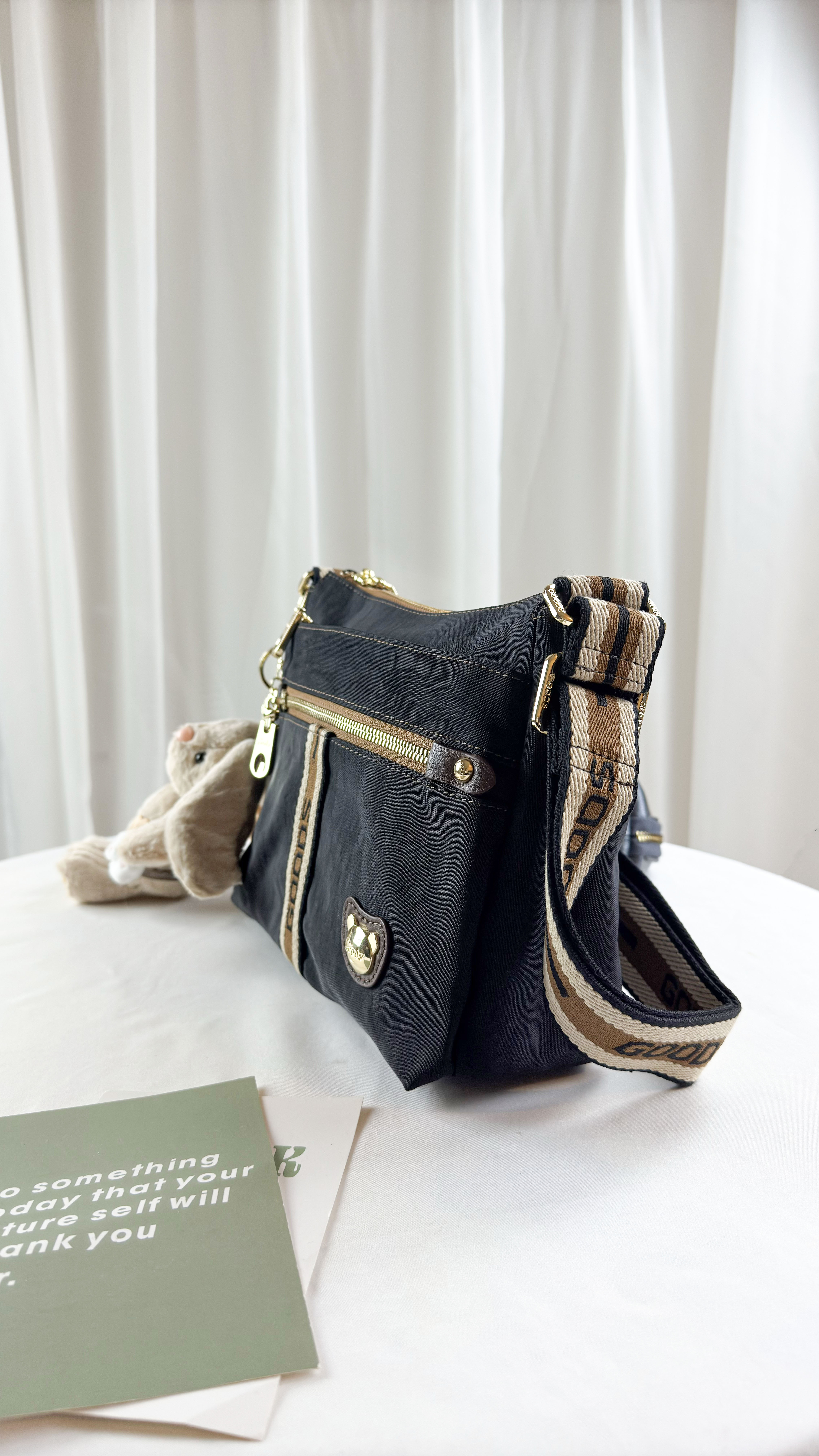 現貨正品 GOODS 卡其織帶 側背包 GOODS包 水洗 織帶 防潑水 斜背包 附小熊吊飾 #2672 批發零售 正品