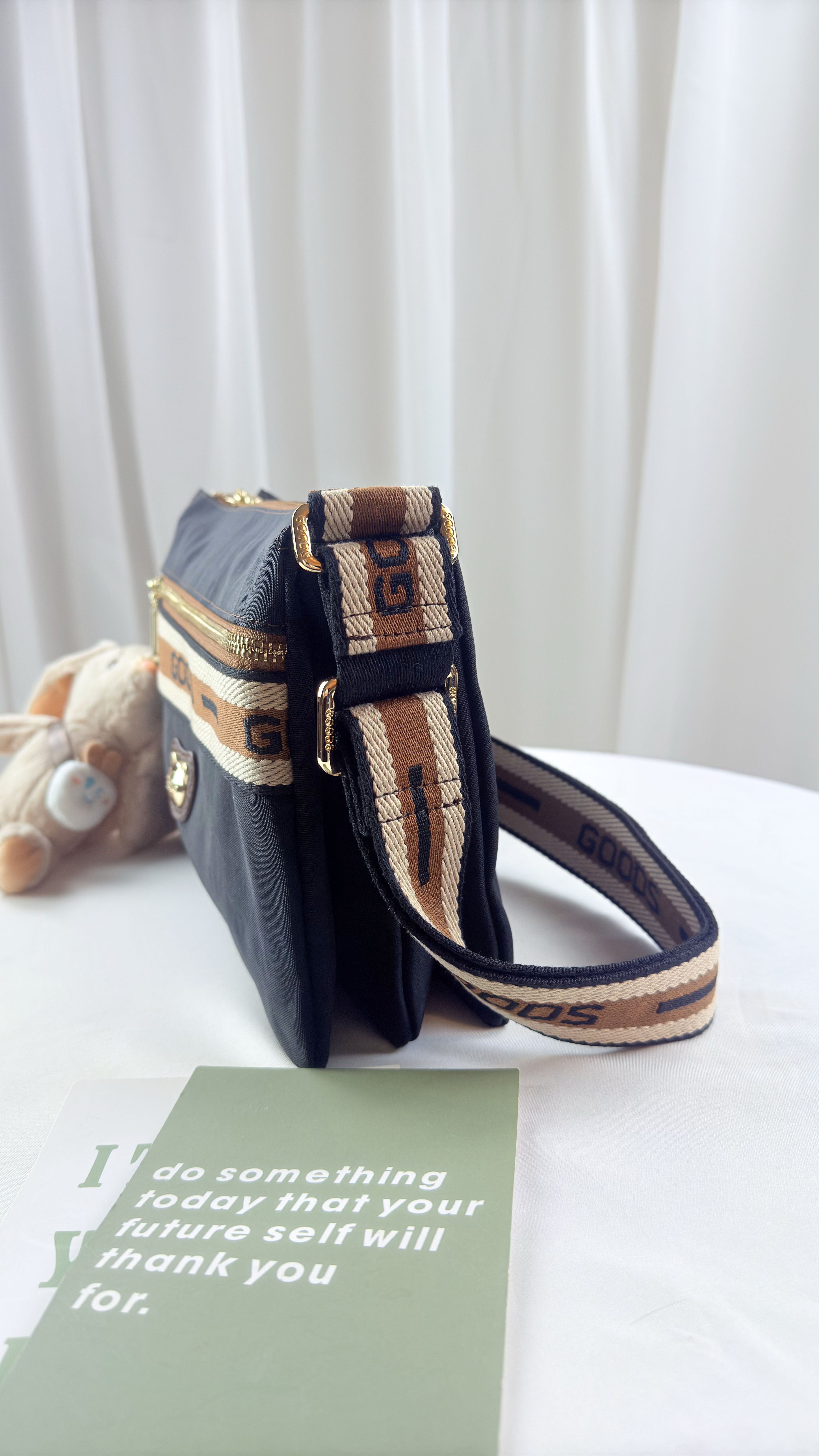 現貨正品 GOODS 卡其織帶 側背包 GOODS包 水洗 織帶 防潑水 斜背包 附小熊吊飾 #2522 批發零售 正品