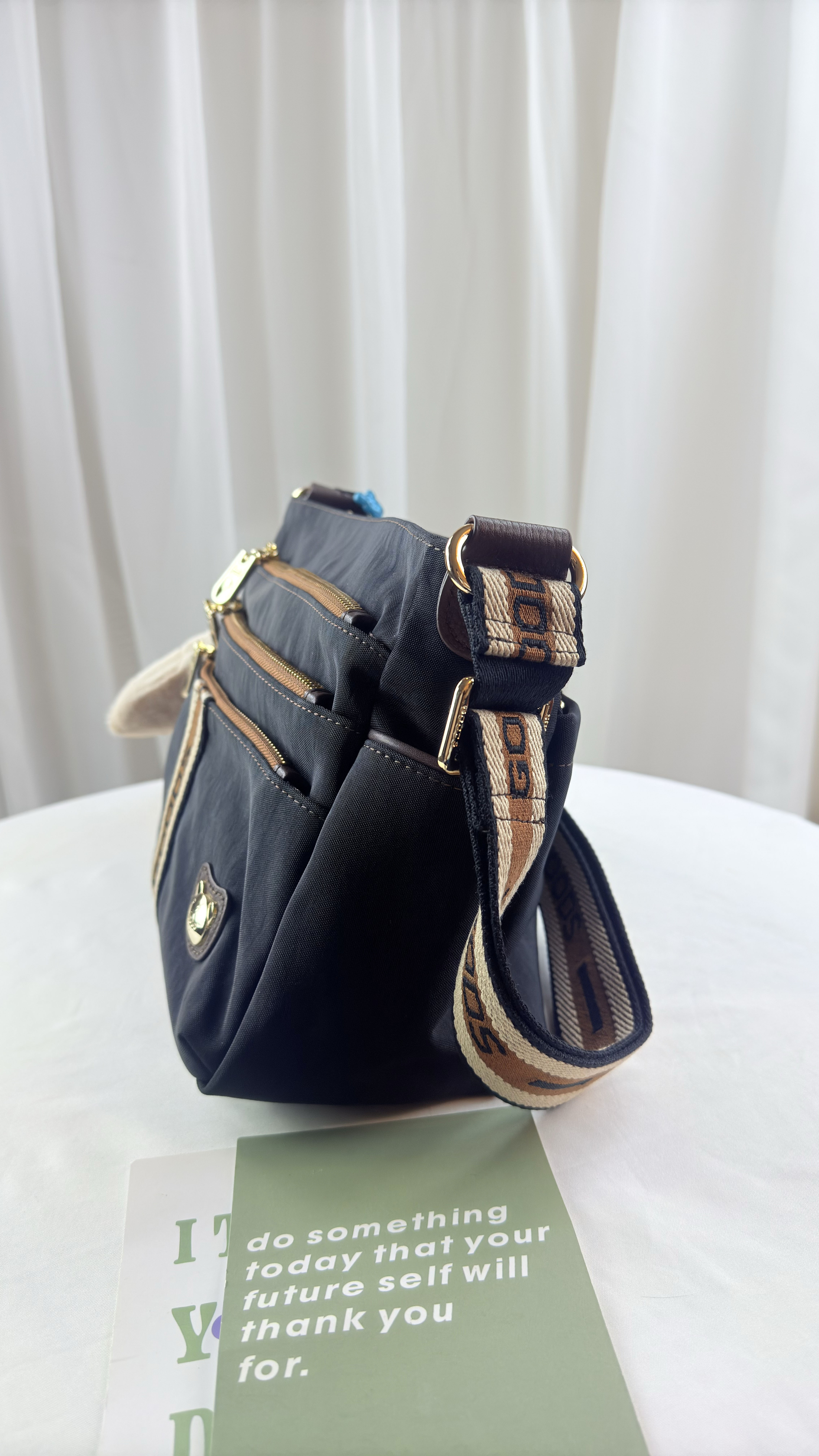 現貨 正品 GOODS 卡其織帶 水洗 防潑水 熊熊包 GOODS包 側背包 斜背包  附小熊吊飾 #2502 批發零售