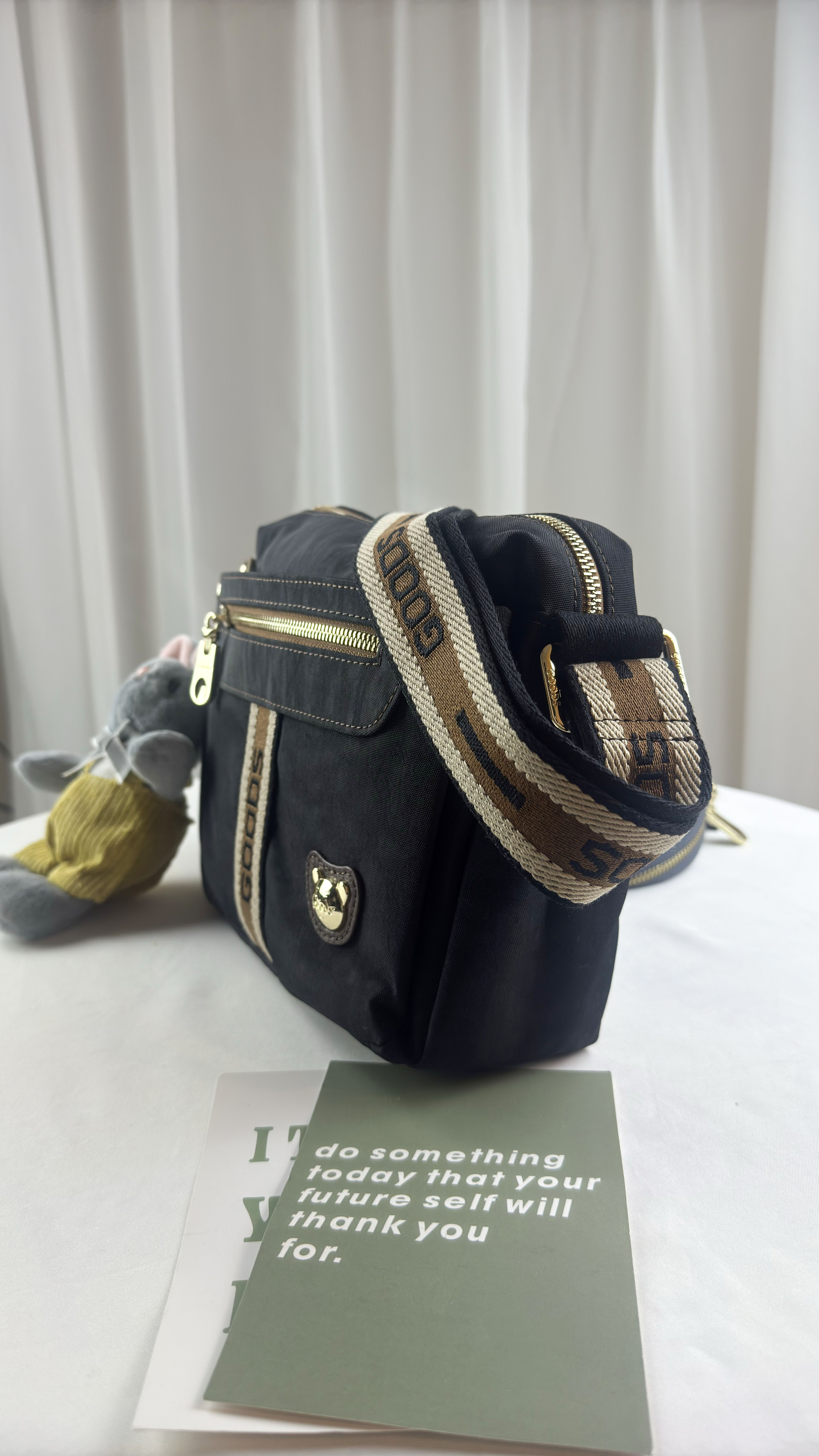 現貨 正品 GOODS 卡其織帶 水洗 防潑水 側背包 斜背包 GOODS包 織帶 附小熊吊飾 #29295 批發零售