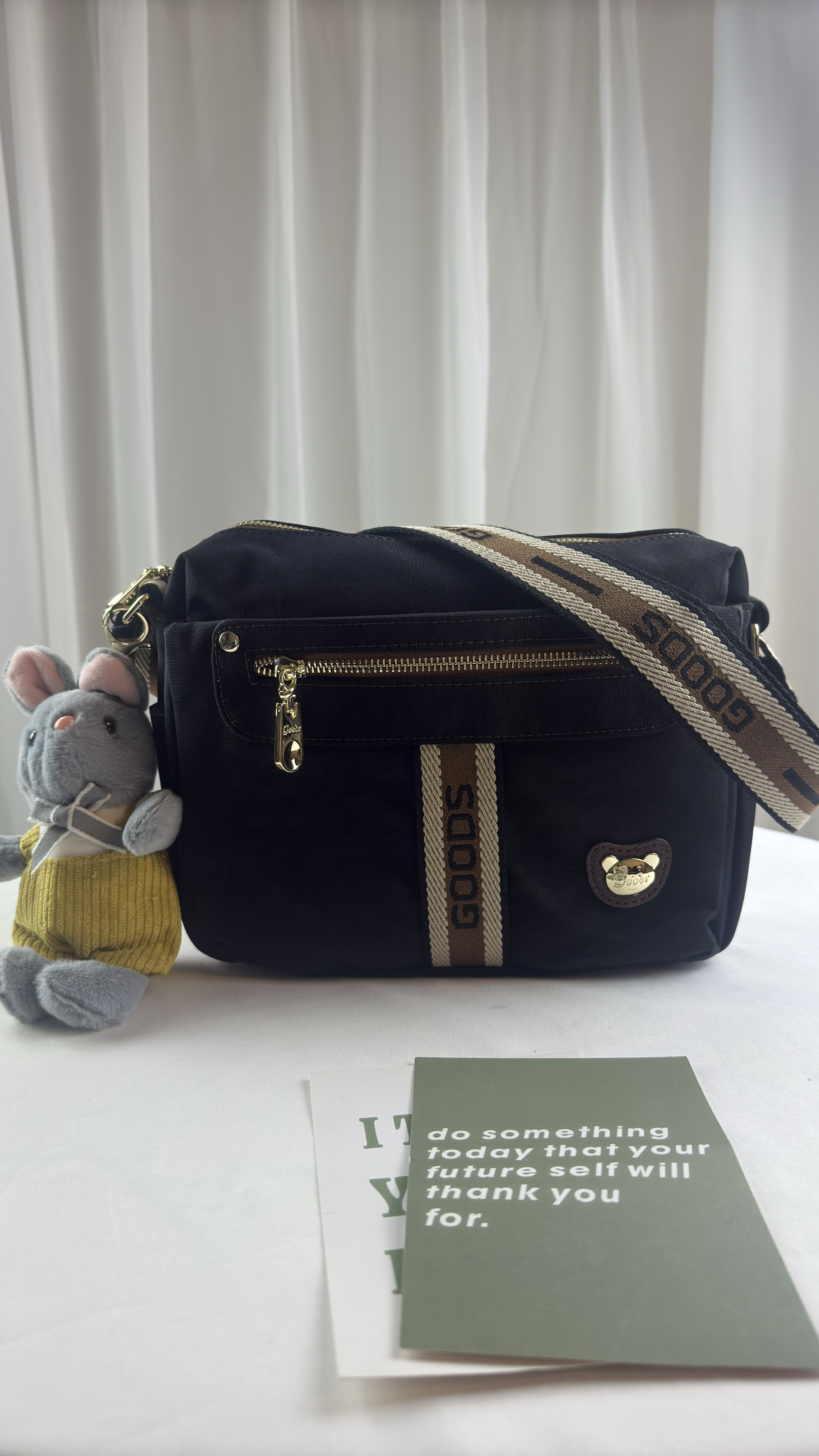 現貨 正品 GOODS 卡其織帶 水洗 防潑水 側背包 斜背包 GOODS包 織帶 附小熊吊飾 #29295 批發零售