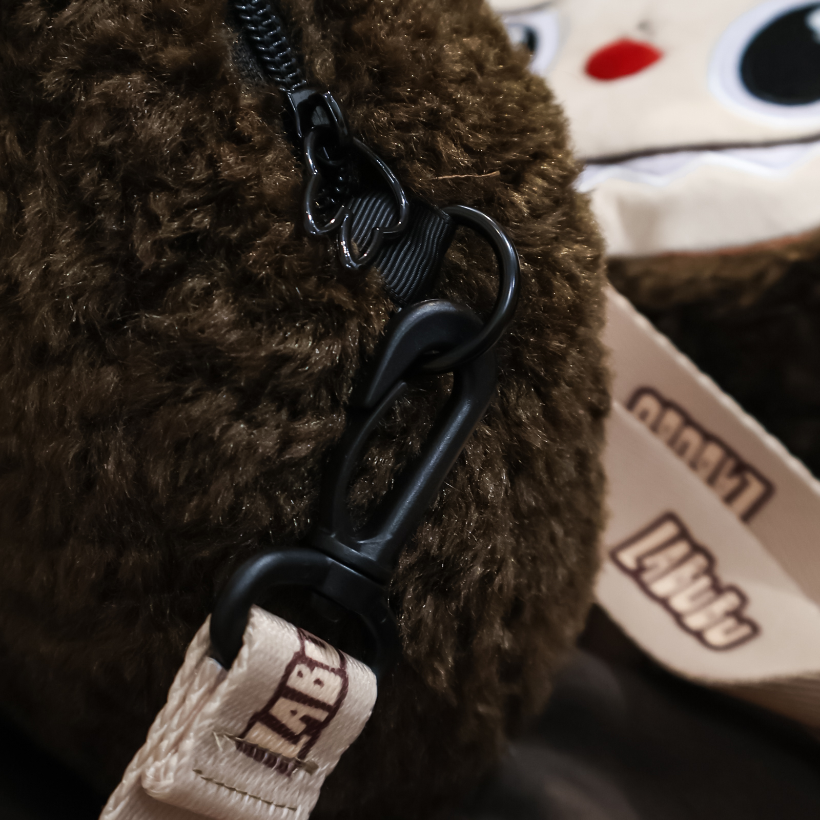 🎪樂園限定🎪 POP MART LABUBU THE MONSTER 拉布布 大頭 搖粒絨 立體 寬背帶 斜背包