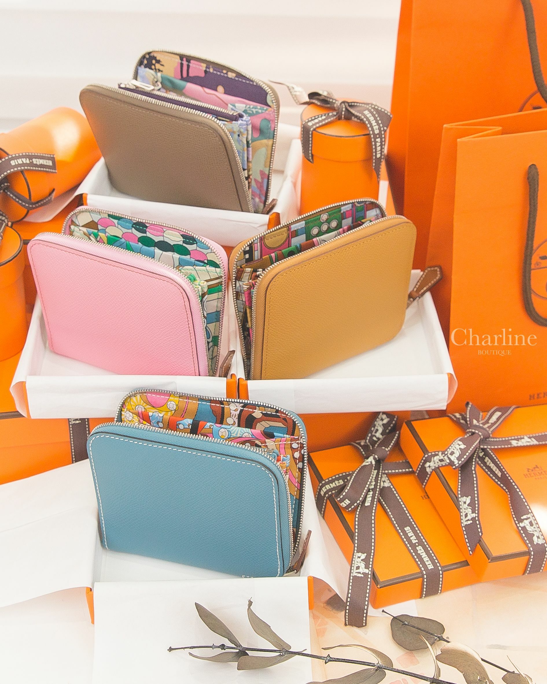 Hermès Silk' In Compact 5P 粉色絲巾短夾,Hermès 2S 芝麻黃絲巾短夾,Hermès D2 新牛仔藍絲巾短夾,Hermès 18 大象灰絲巾短夾-Charline Boutique 精品代購